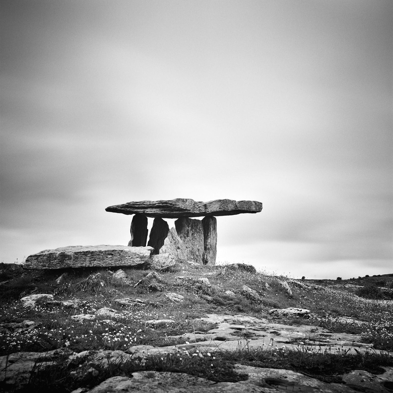 Gerald Berghammer Landscape Photograph – Irischer megalithic Tomb, Irland, Schwarz-Weiß-Fotografienlandschaft, limitiert