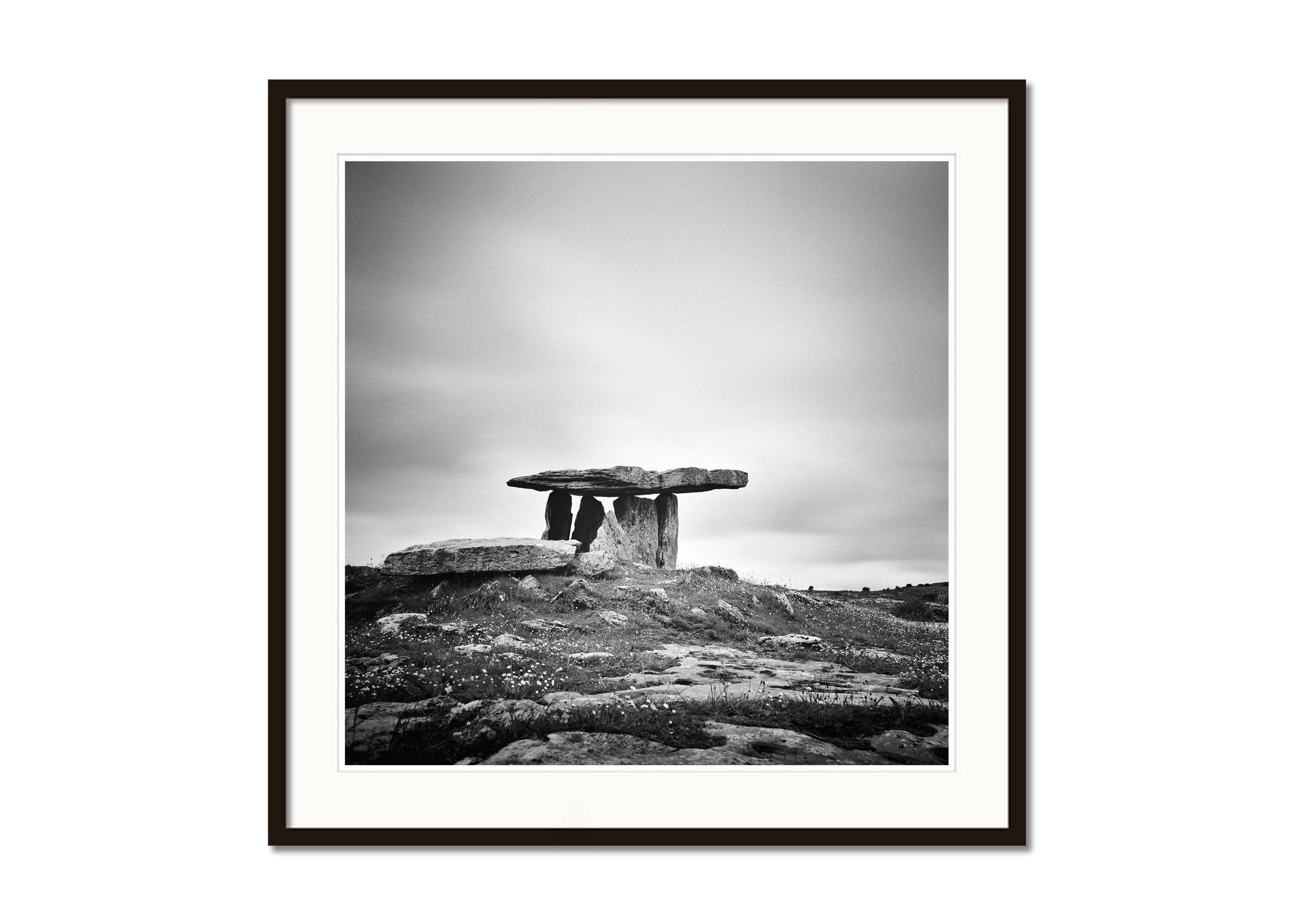 Irischer megalithic Tomb, Irland, Schwarz-Weiß-Fotografienlandschaft, limitiert (Grau), Landscape Photograph, von Gerald Berghammer