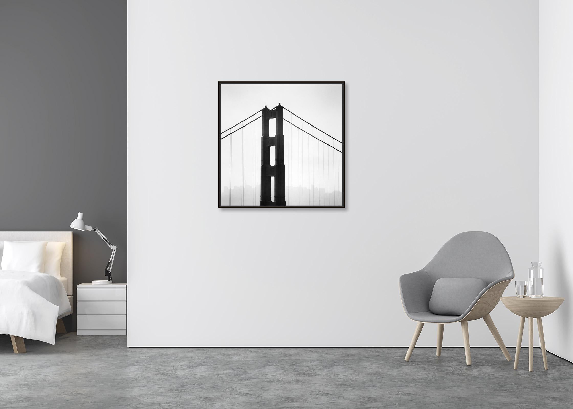 Golden Gate Bridge, San Francisco, USA, minimalistische schwarz-weiße Landschaft (Zeitgenössisch), Photograph, von Gerald Berghammer