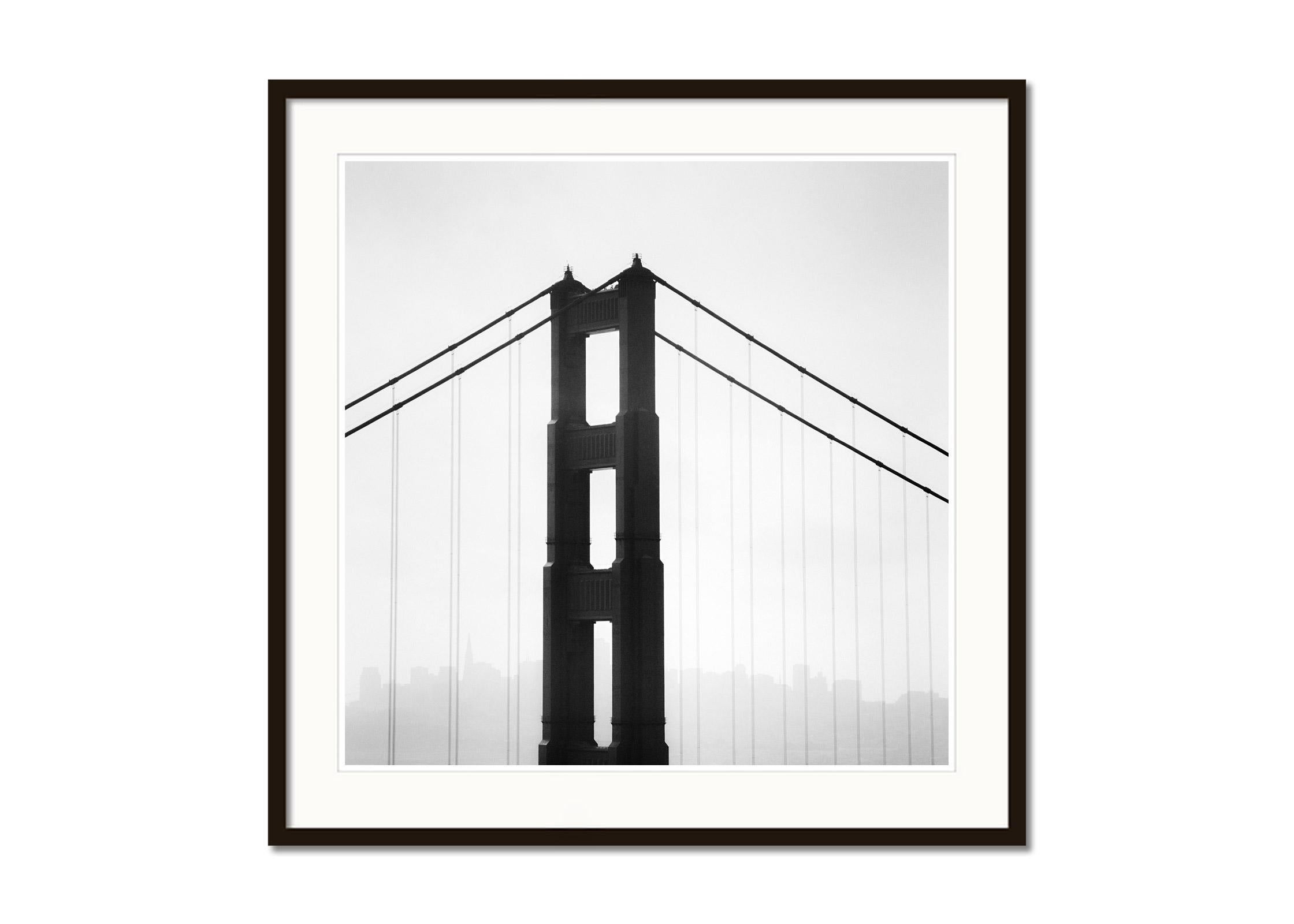 Golden Gate Bridge, San Francisco, USA, minimalistische schwarz-weiße Landschaft (Grau), Landscape Photograph, von Gerald Berghammer