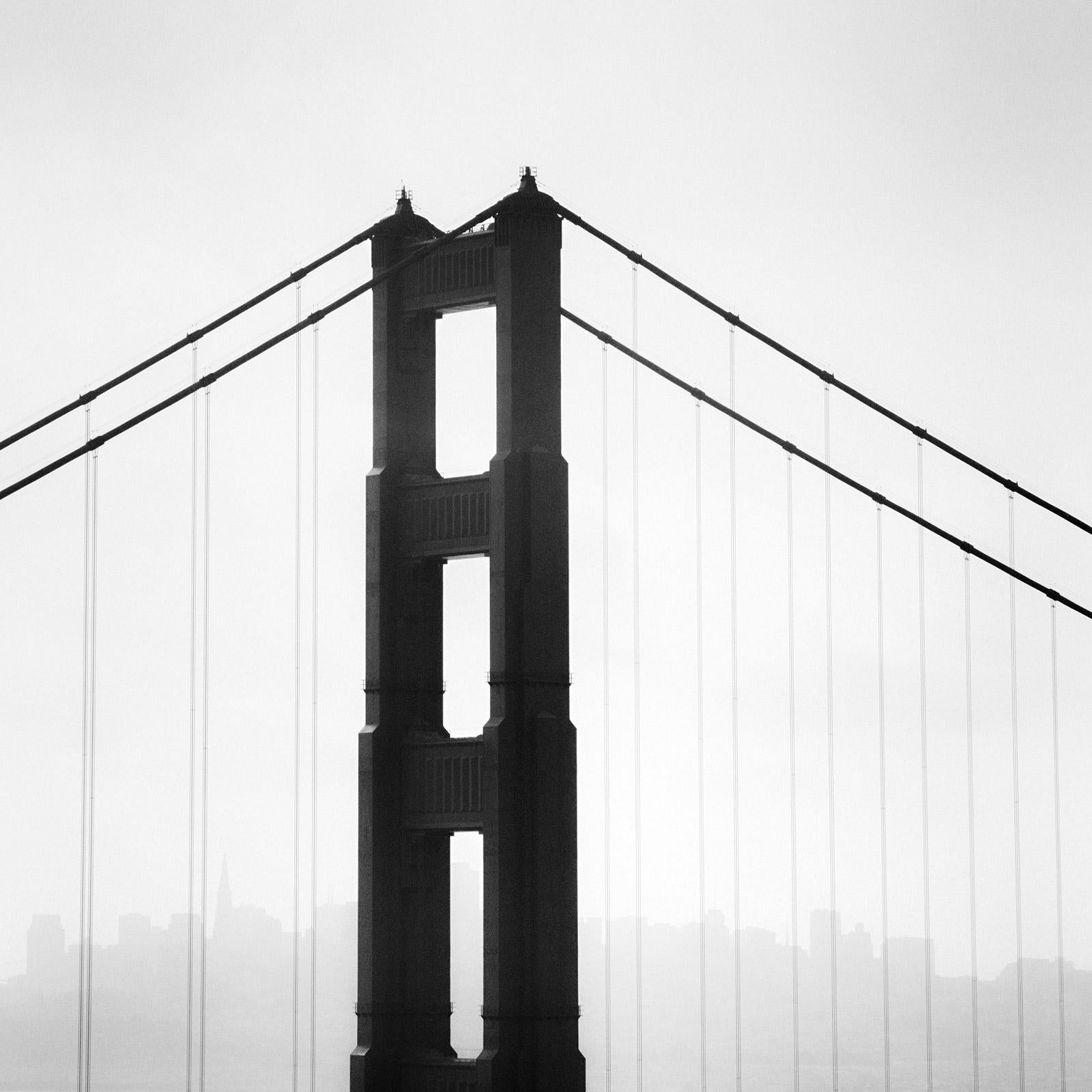 Gerald Berghammer Landscape Photograph – Golden Gate Bridge, San Francisco, USA, minimalistische schwarz-weiße Landschaft
