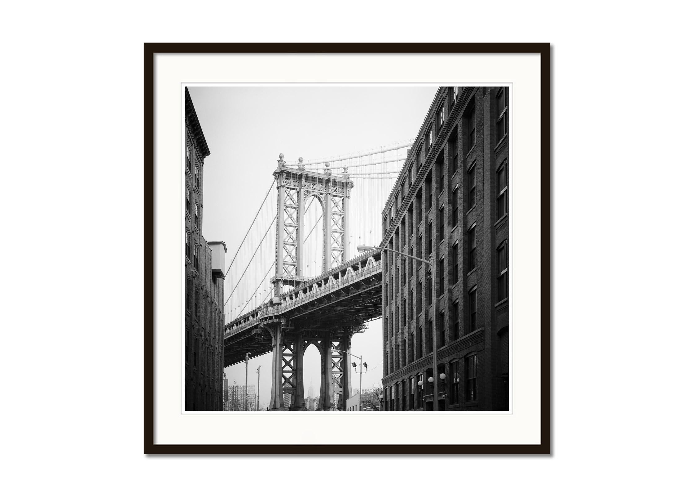 Puente de Brooklyn, Nueva York, Arquitectura, foto contemporánea en blanco y negro - Landscape Photograph Negro de Gerald Berghammer