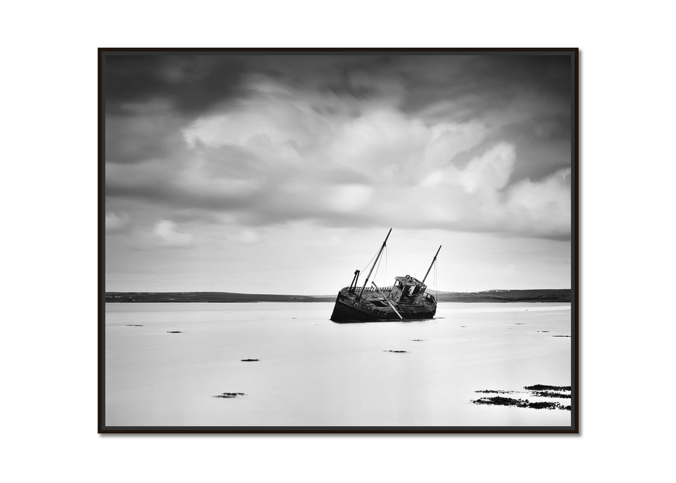 Stranded Boat, Langzeitbelichtung, Schwarz-Weiß, bildende Kunst, Landschaft, Fotografie – Photograph von Gerald Berghammer