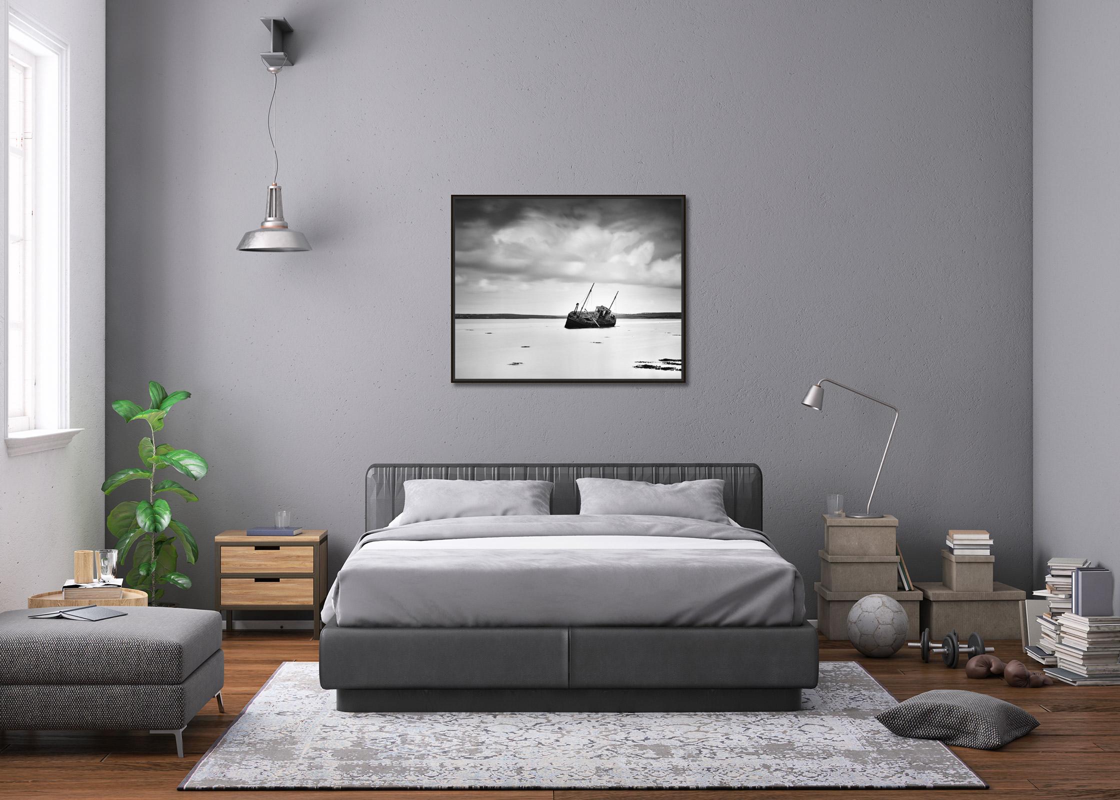 Stranded Boat, Langzeitbelichtung, Schwarz-Weiß, bildende Kunst, Landschaft, Fotografie im Angebot 2