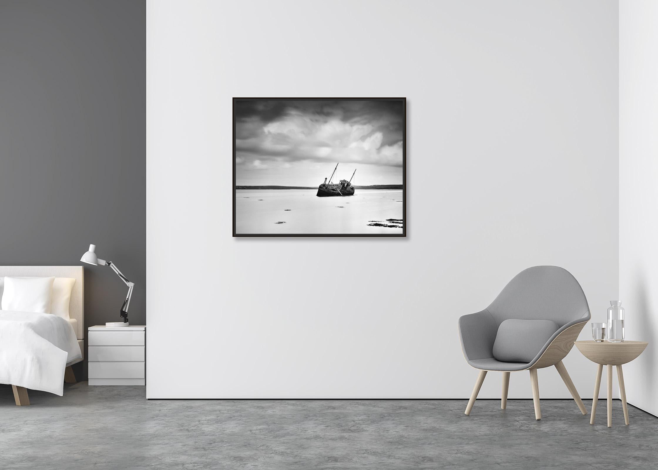Stranded Boat, Langzeitbelichtung, Schwarz-Weiß, bildende Kunst, Landschaft, Fotografie (Abstrakt), Photograph, von Gerald Berghammer