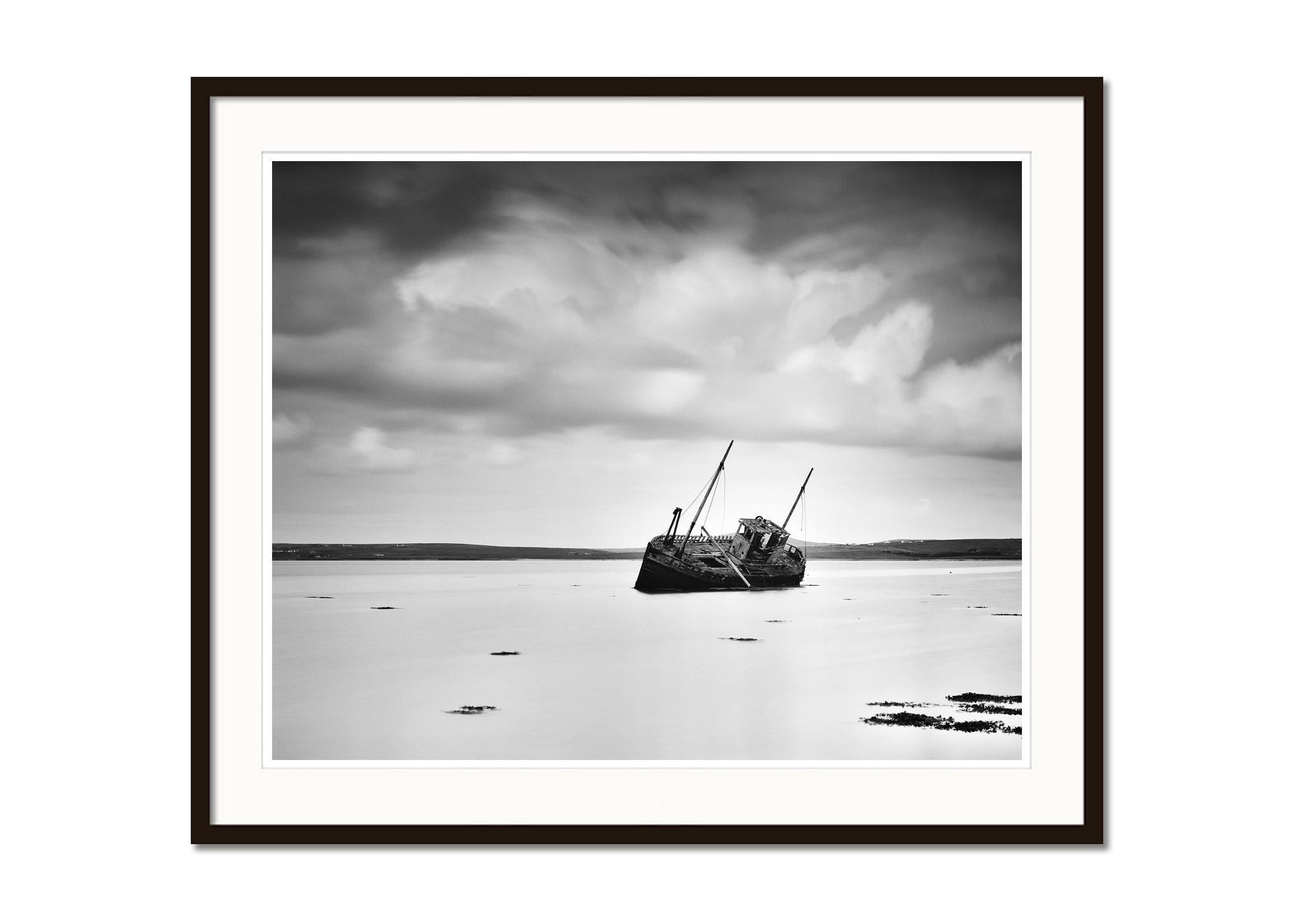 Stranded Boat, Langzeitbelichtung, Schwarz-Weiß, bildende Kunst, Landschaft, Fotografie (Grau), Black and White Photograph, von Gerald Berghammer
