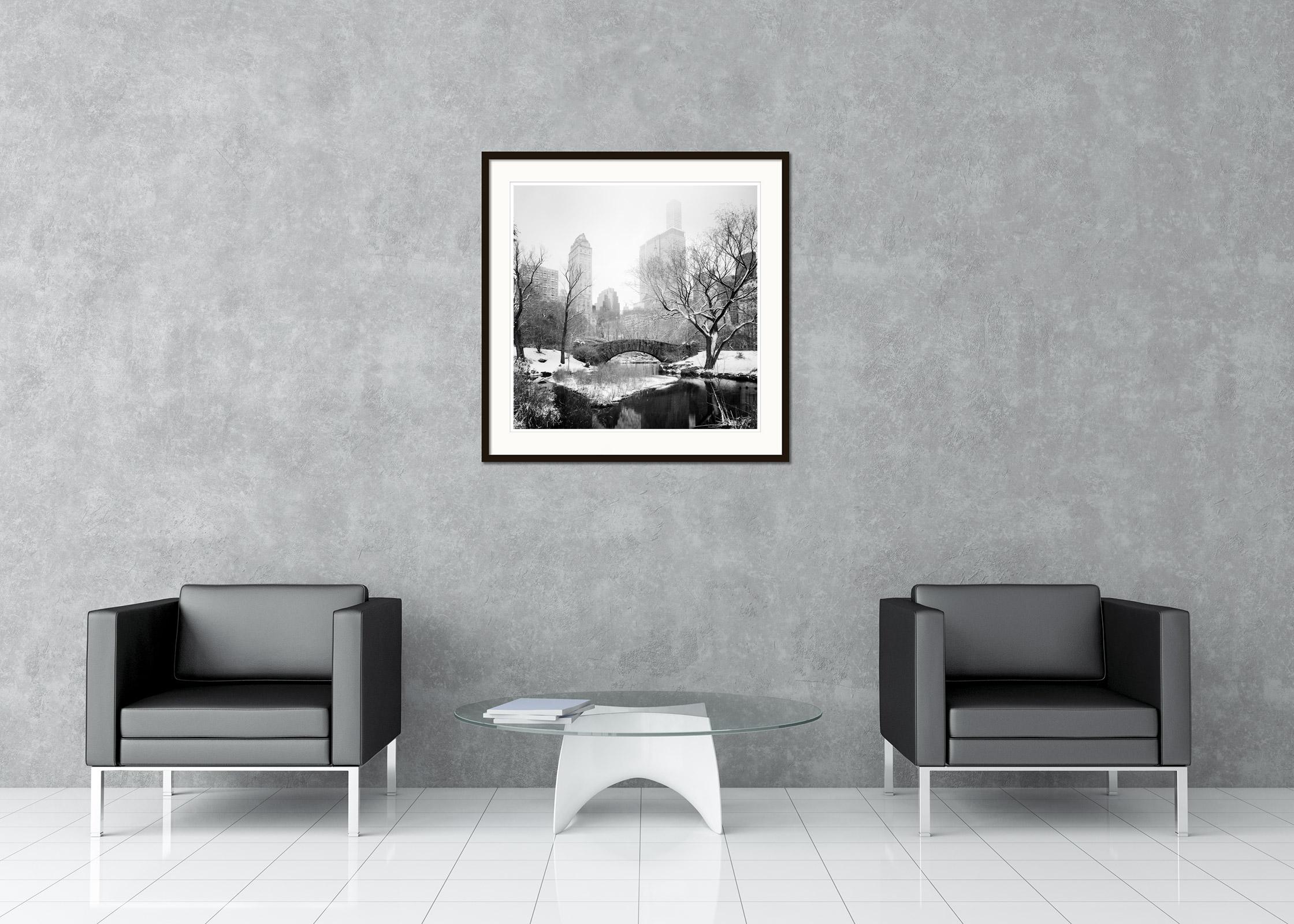 Paysage urbain en noir et blanc - photographie de paysage. Tirage à l'encre pigmentaire d'archives faisant partie d'une édition limitée à 9 exemplaires. Tous les tirages de Gerald Berghammer sont réalisés sur commande en édition limitée sur papier