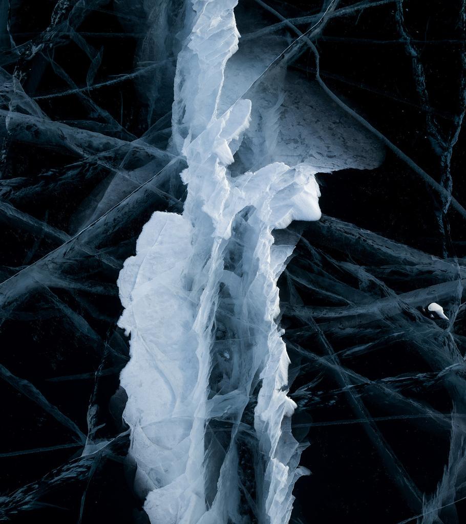 "Baïkal 7", fotografía de Mikael Lafontan.

Mikael Lafontan es un artista franco-sueco nacido en 1968. Vive y trabaja en París desde hace 20 años. La mayor parte de la obra de Mikael Lafontan abarca y explora paisajes septentrionales: Escandinavia,