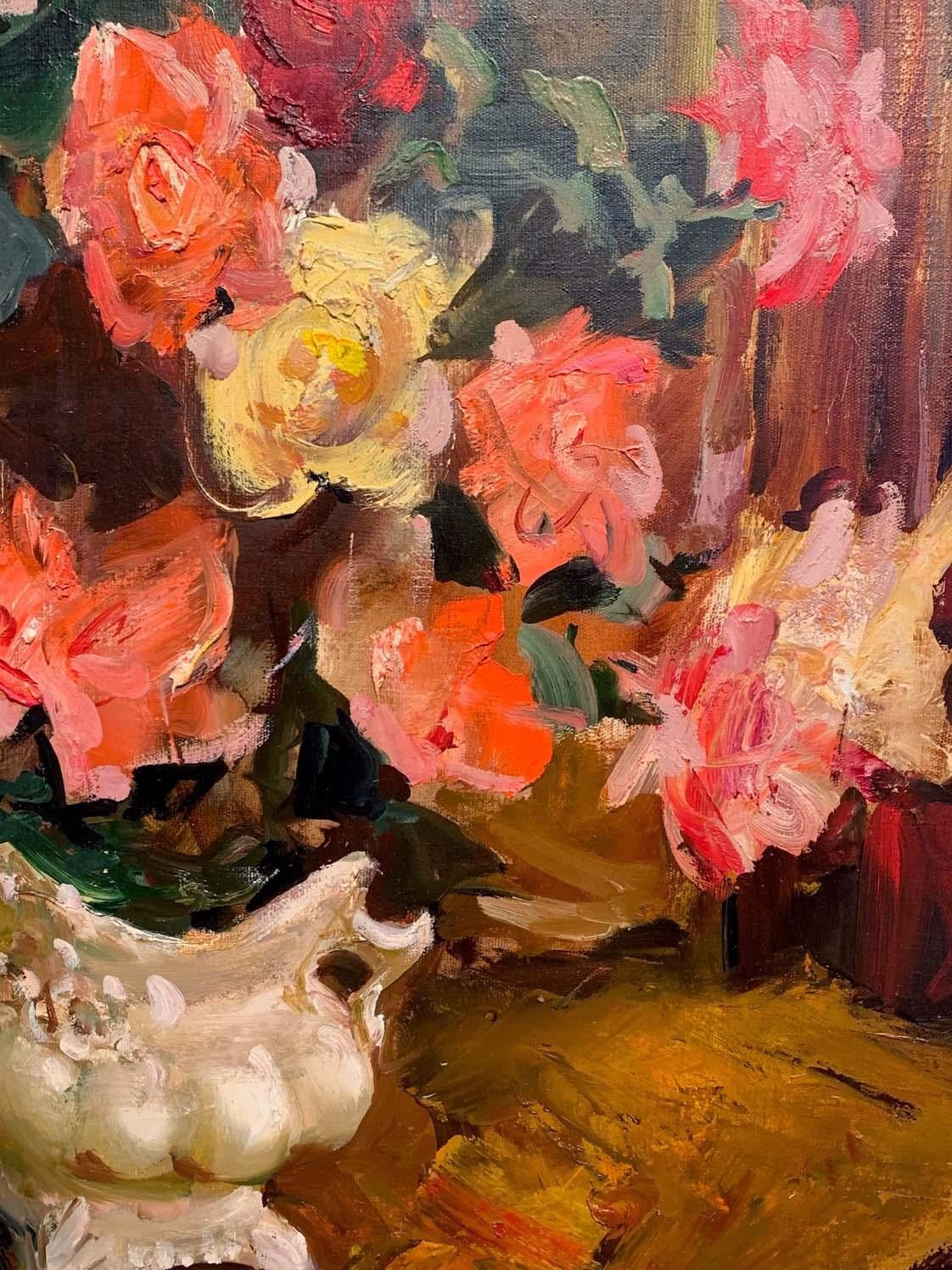 Puissante nature morte de roses rouges d'Alexei Antonov.  Cette peinture à la texture épaisse et aux couleurs riches donne un véritable ancrage à une pièce.  C'est l'impressionnisme russe à son meilleur. 

Antonov est né en Ukraine en 1965 et est