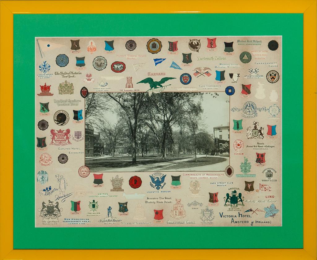 Letterhead Crests Surrounding B&W-Foto der Harvard Yard – Mixed Media Art von N/A