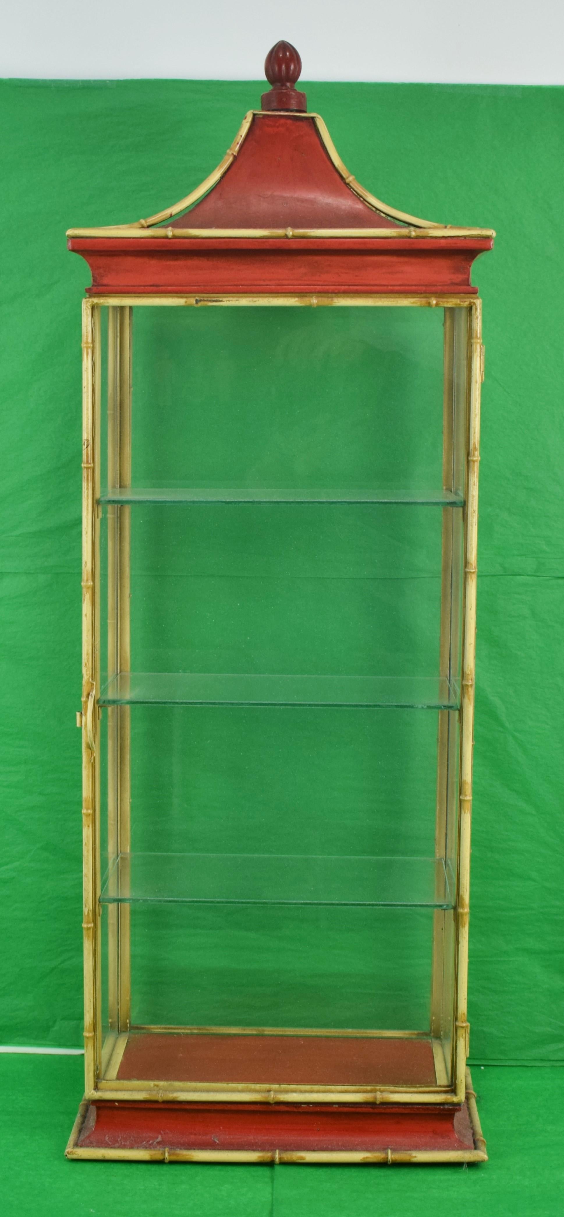 Chinoiserie 3 Regal Glas & Metall Bambus Rahmen Pagode c1950s Vitrine – Art von Unknown