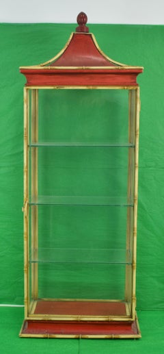 Vitrina Chinoiserie de 3 estantes de cristal y metal con marco de bambú Pagoda c1950s