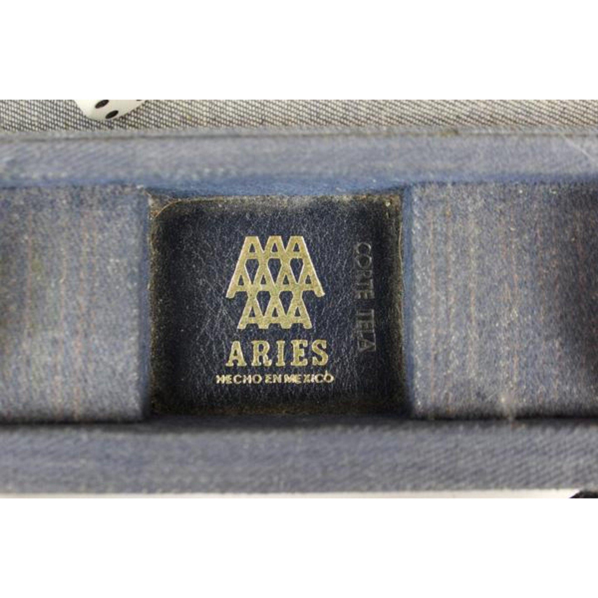 Fabulous denim backgammon case belonging to the Baron de Rede (1922-2004) that he played whilst on holiday in Acapulco, Mex.

Ex- w/ leather stamp Baron de Rosnay Backgammon's Hecho en Mexico

Provenance: Sotheby's Paris March 2005 Lot #907/-3

Sz: