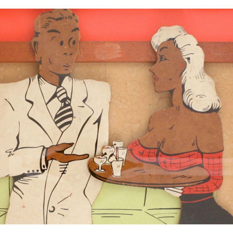 Vintage drallen Cocktail-Kellnerin serviert Cocktails zu einem dapper weißen Smoking gekleidet Herr seit maßgeschneiderte Schatten-Box in vergoldeten Bambus-Rahmen w / retro cool Koralle & lindgrün Innenraum Akzente. Perfektes Akzentstück für die