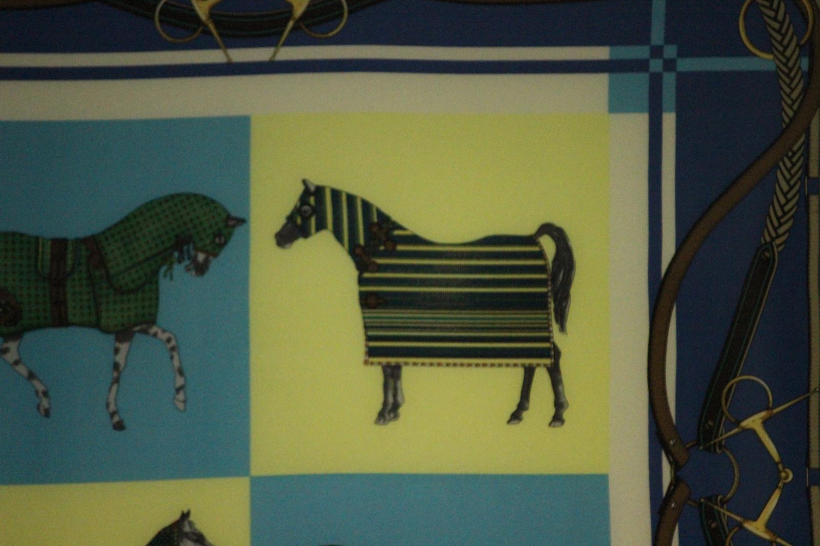 Chic écharpe équestre en soie des années 1980 représentant quatre chevaux

Taille de l'écharpe : 33 