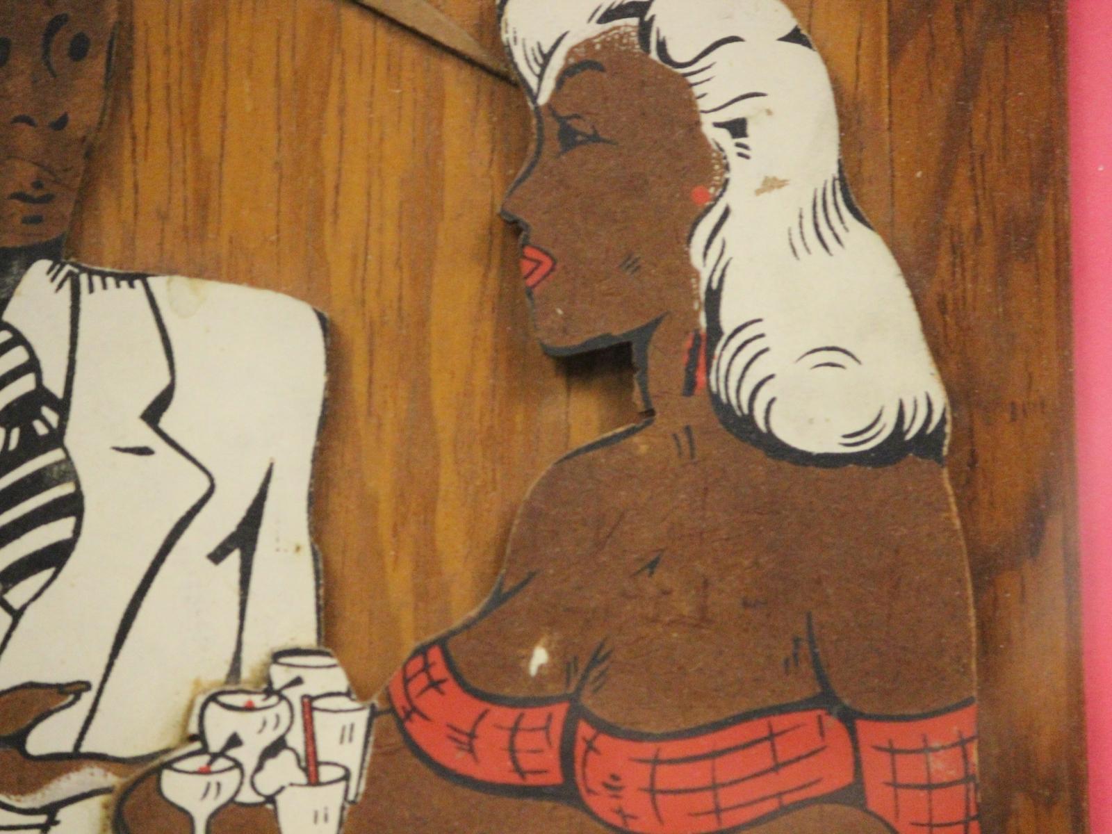 Cocktail-Lounge aus den 1930er Jahren, farbiger Ausschnitt auf einer Holztafel mit einem im weißen Smoking gekleideten Gast und einer vollbusigen Kellnerin im Gespräch

Kunst Sz: 13 1/2 