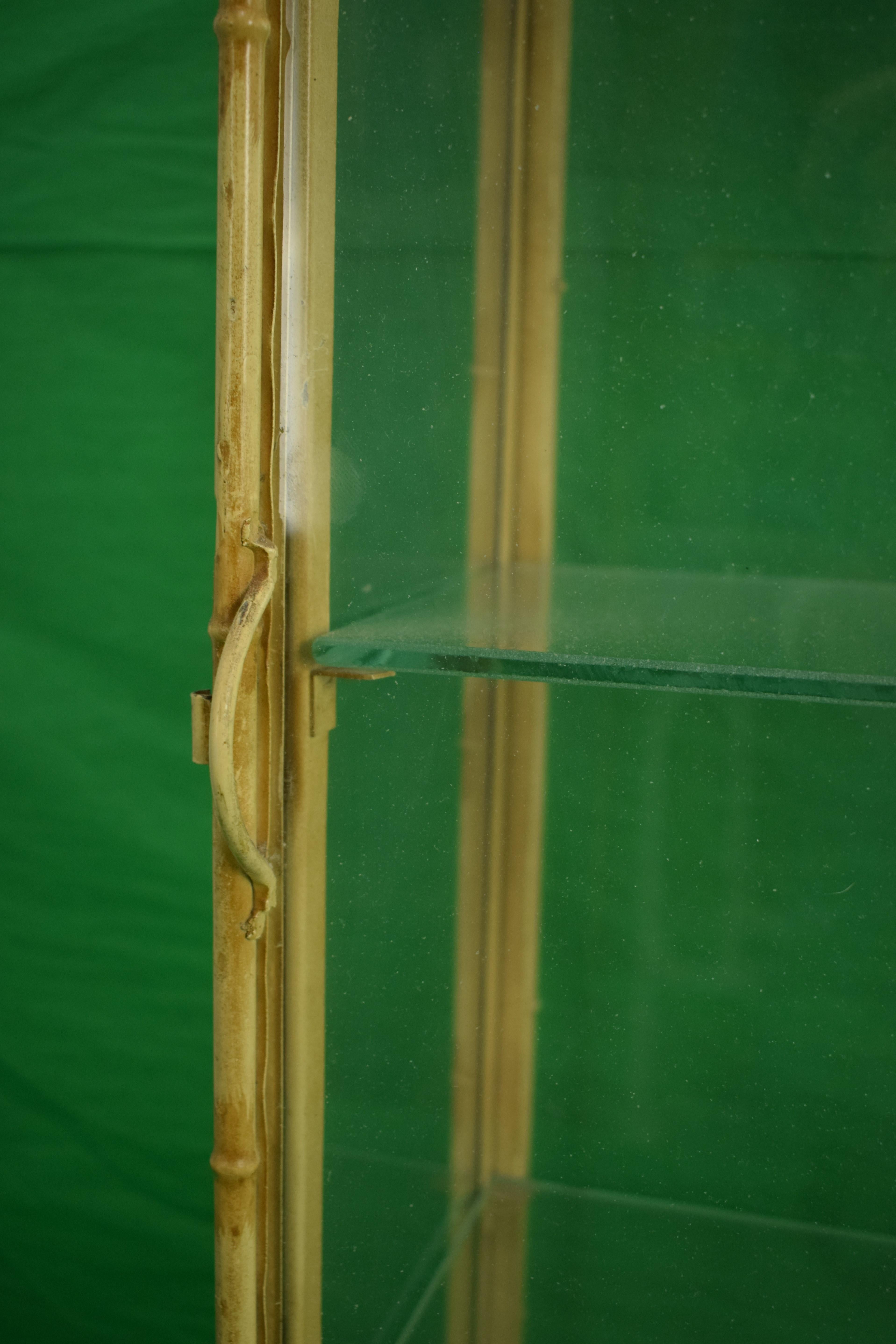 Chinoiserie Pagode à 3 étagères en verre et cadre en bambou c1950s Vitrine en vente 1