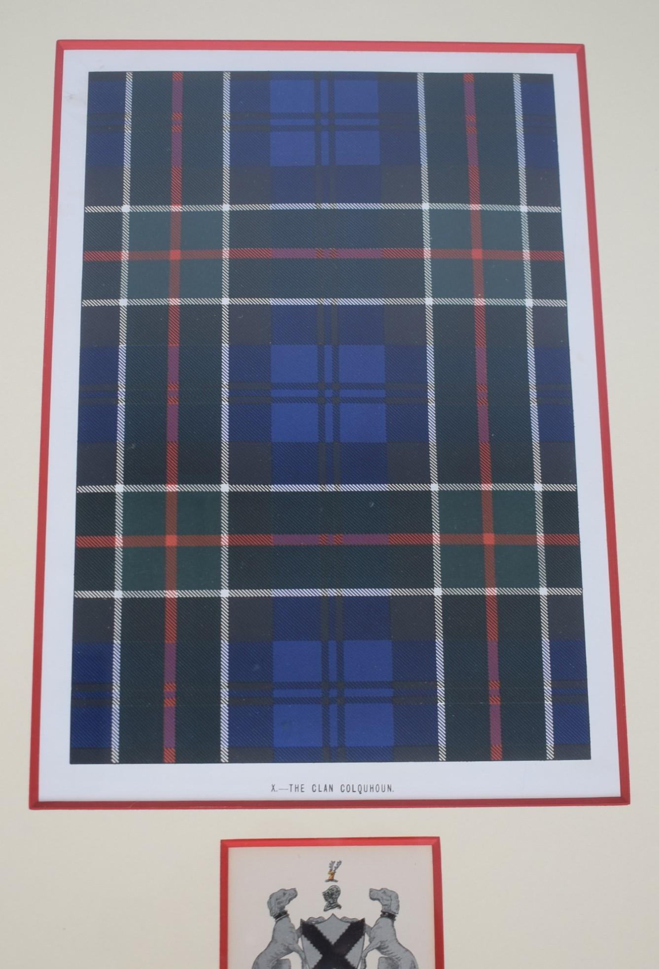 The Clan of Colquhoun X Tartan/ Armoiries encadré Provenance : The Susie Hilfig en vente 1