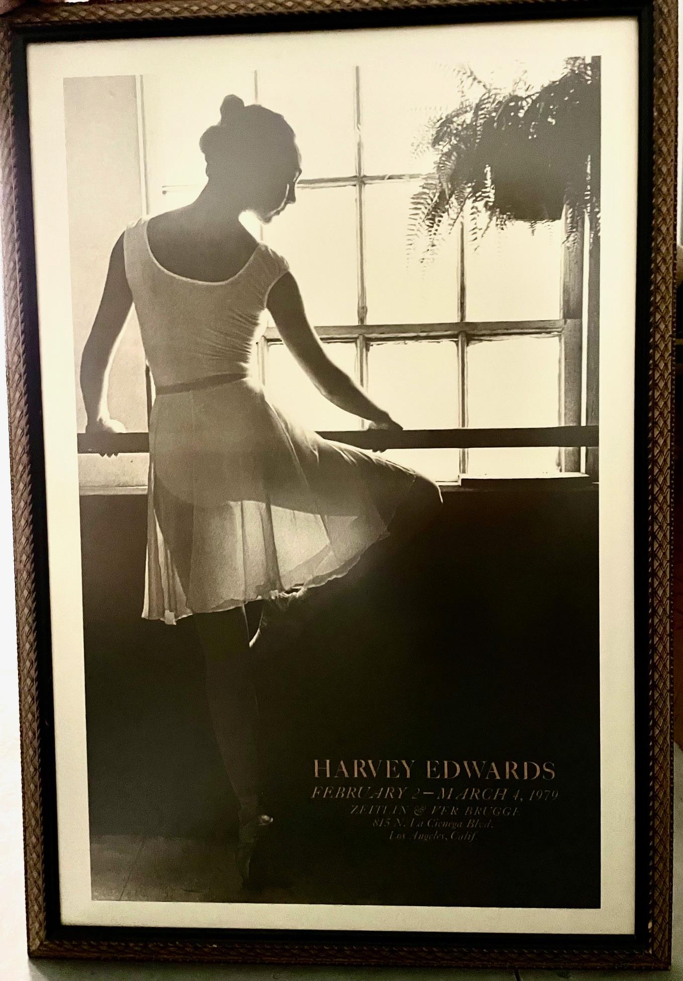 Unknown Portrait Photograph – Ballerina an der Barre   (Poster mit Fotografie von Harvey Edwards)