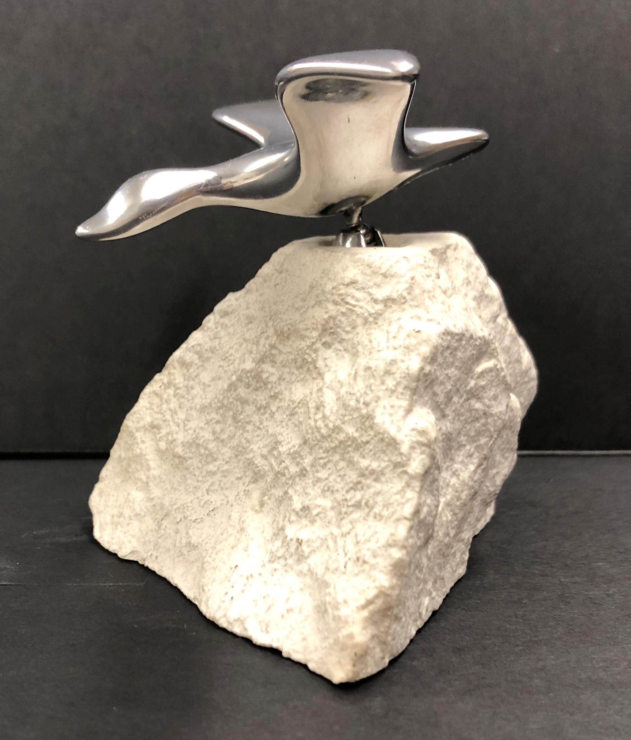 Mide aproximadamente 4 x 3,75 x 4 pulgadas. La gaviota está hecha de aluminio y es posable. Firmado por el artista (en la parte inferior). Fabricado en Canadá. Estado bueno/ regular: signos de desgaste propios de la edad y la manipulación. 