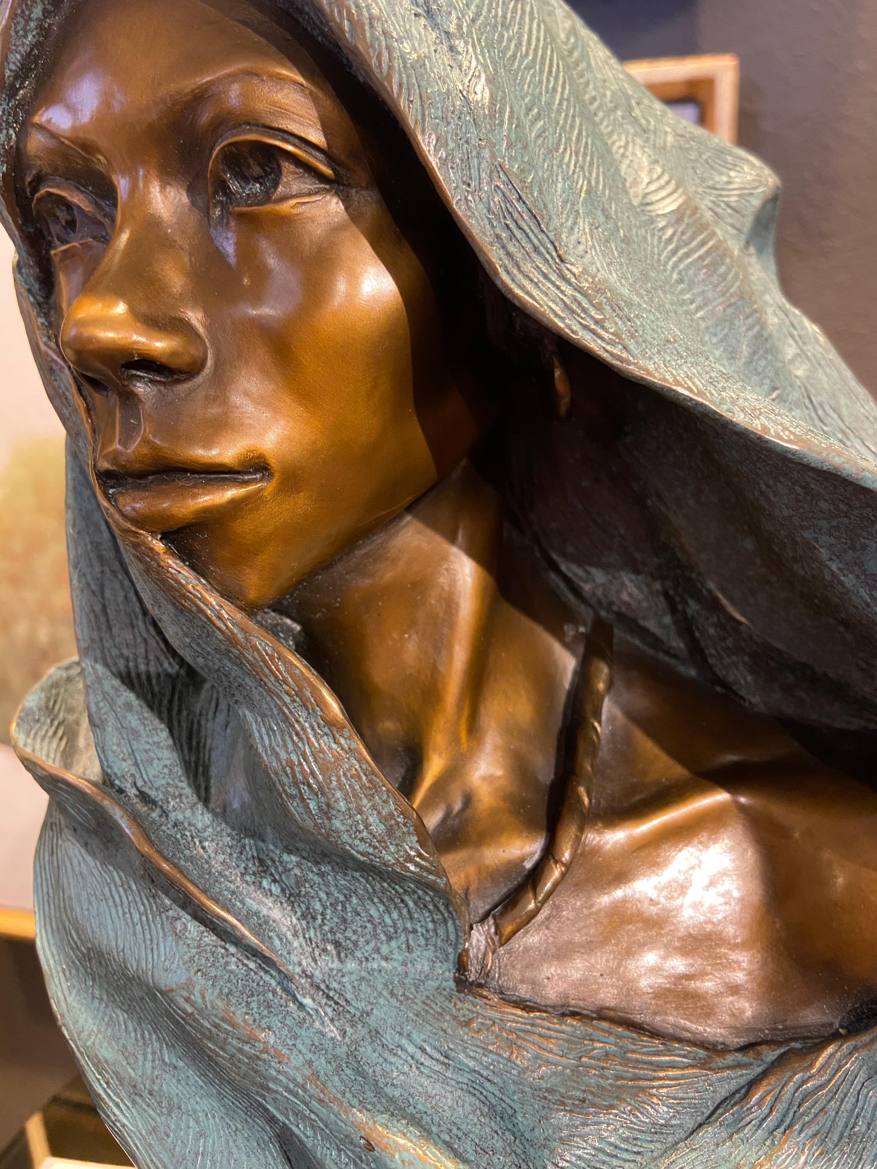 Gewandet in Indigo von Denny Haskew
Figurative weibliche Büste aus Bronze, montiert auf einem Sockel aus Granit und Nussbaumholz mit Drehscheibe und Namensschild aus Messing, wie abgebildet. Es weist eine wunderschöne Patina auf, die aus