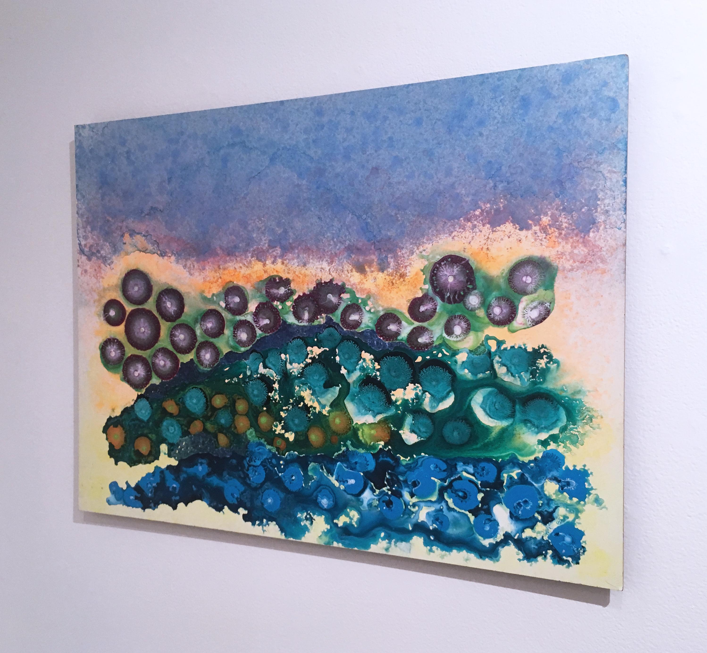 Smiling Croc, 2018, figurativ, abstrakt, floral, grün, gelb, orange, blau (Grau), Abstract Painting, von Orlando Reyes