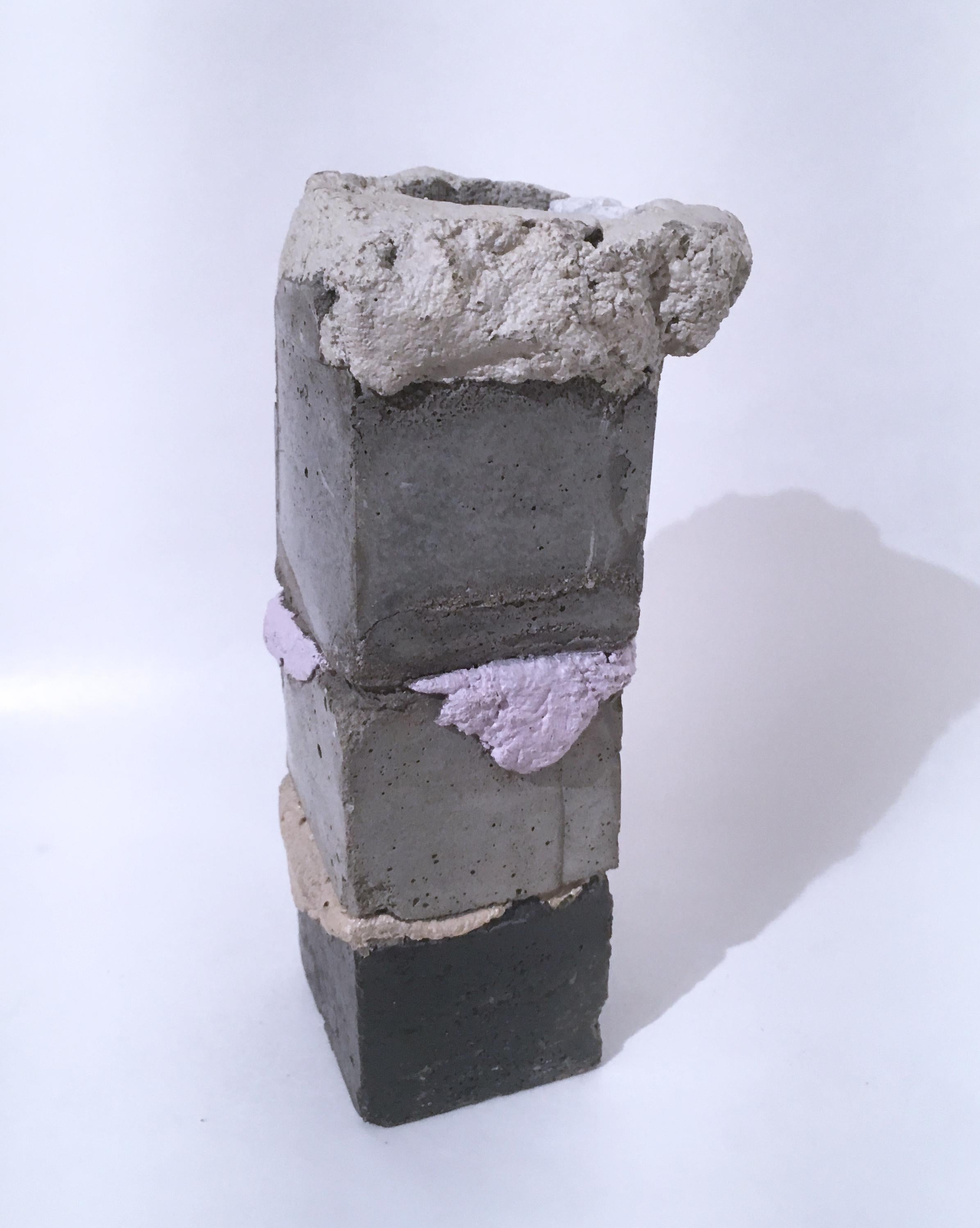 Votive Kerzenhalter aus rosa, grauem, schwarzem Beton mit geschichtetem Würfelschliff – Sculpture von Dena Paige Fischer