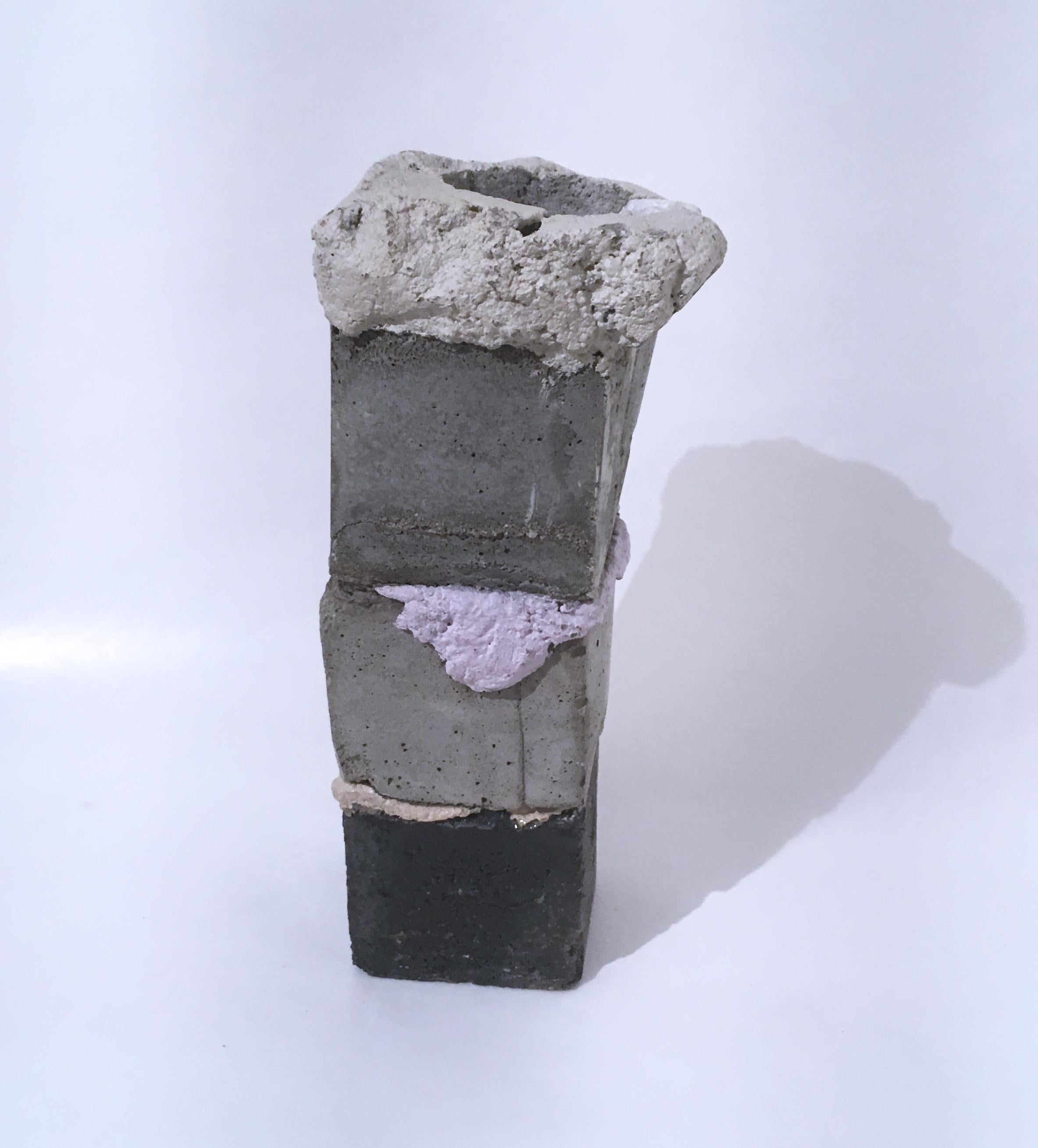 Votive Kerzenhalter aus rosa, grauem, schwarzem Beton mit geschichtetem Würfelschliff (Geometrische Abstraktion), Sculpture, von Dena Paige Fischer