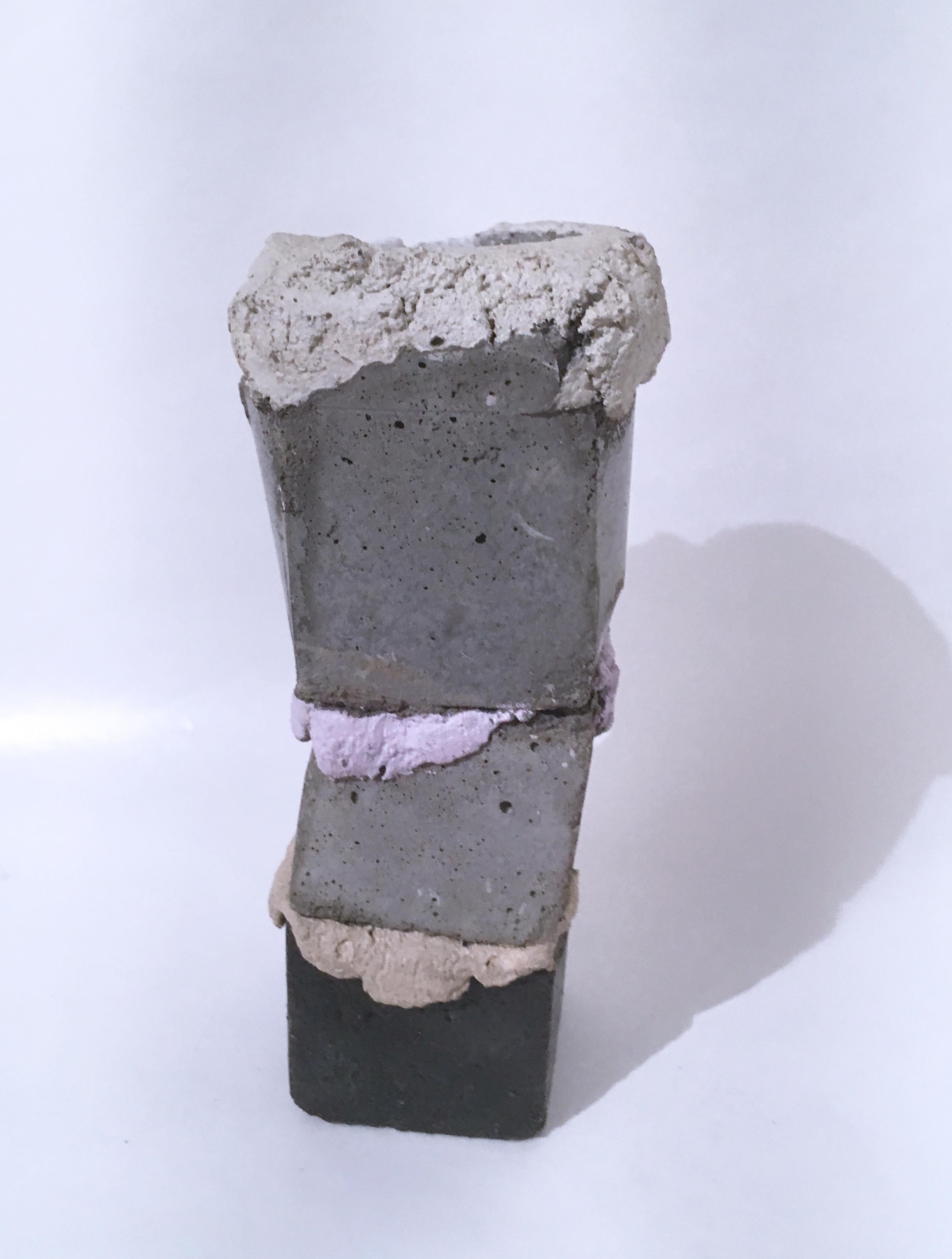 Votive Kerzenhalter aus rosa, grauem, schwarzem Beton mit geschichtetem Würfelschliff (Violett), Abstract Sculpture, von Dena Paige Fischer
