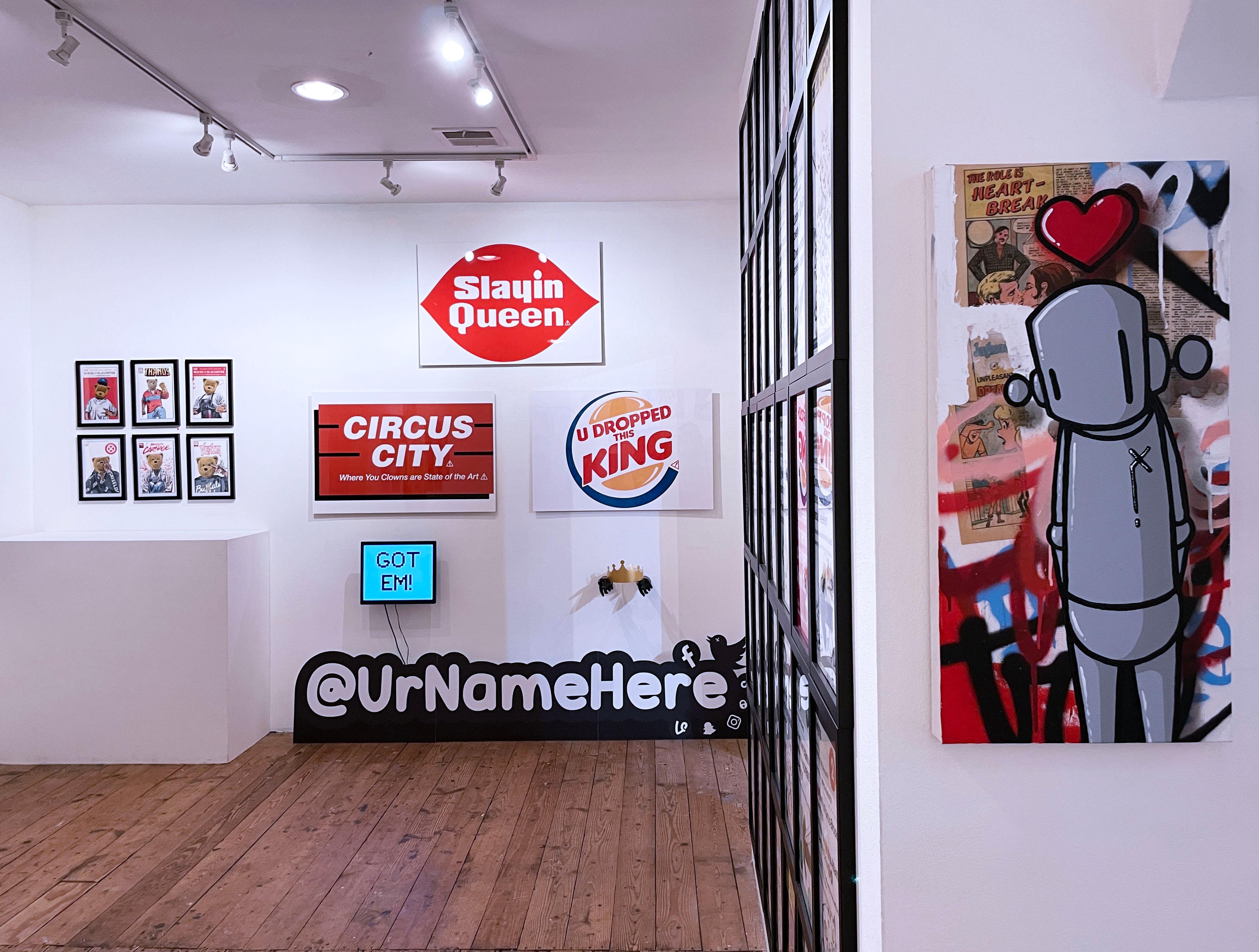 NFDeez (2022) par Kid Hazo, installation vidéo, écran LED, art graphique, texte 5