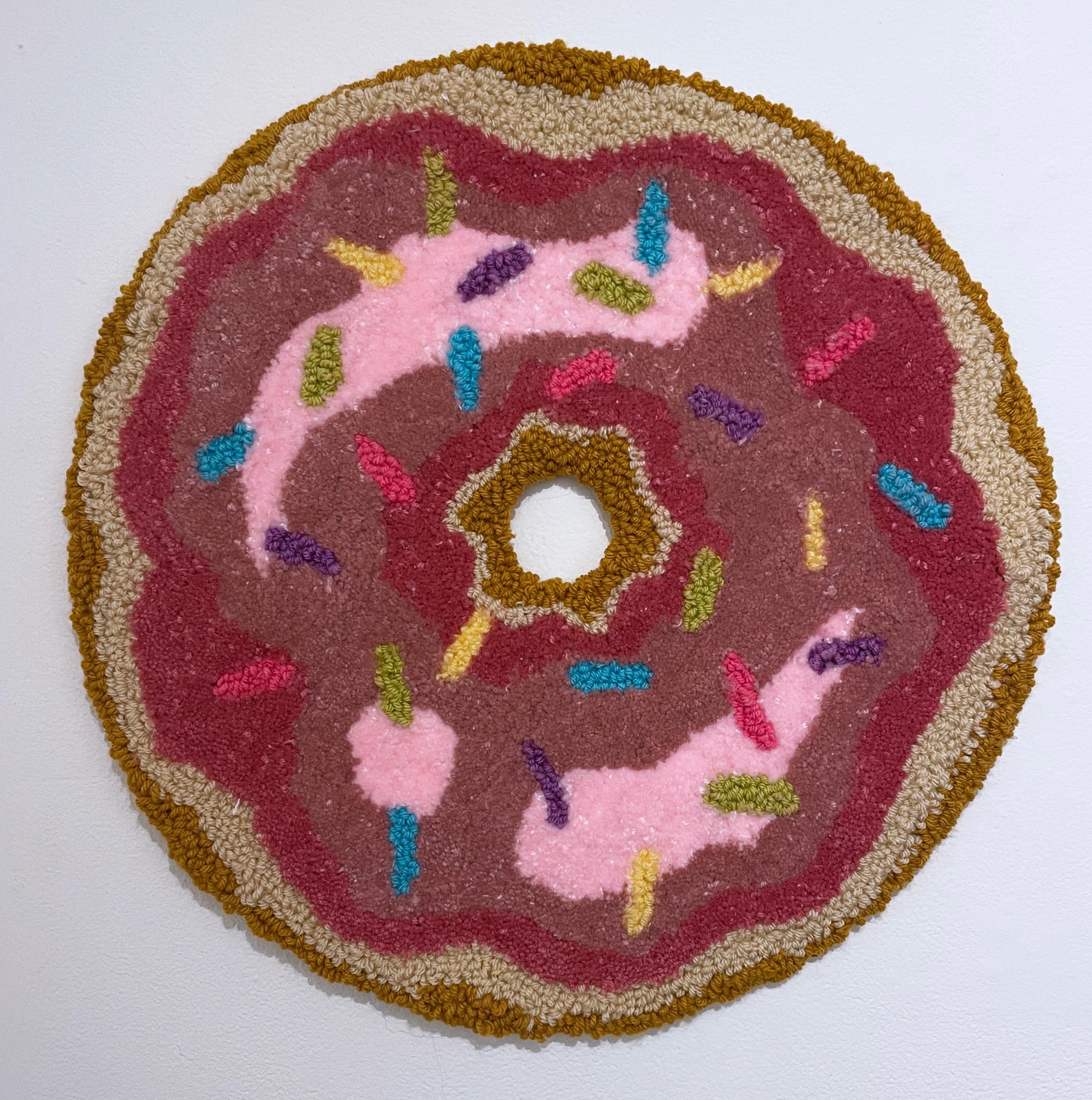Vendita al forno: Ciambella (2023), arte murale con ciuffi, tessuto, fibra, filato, rosa, morbido