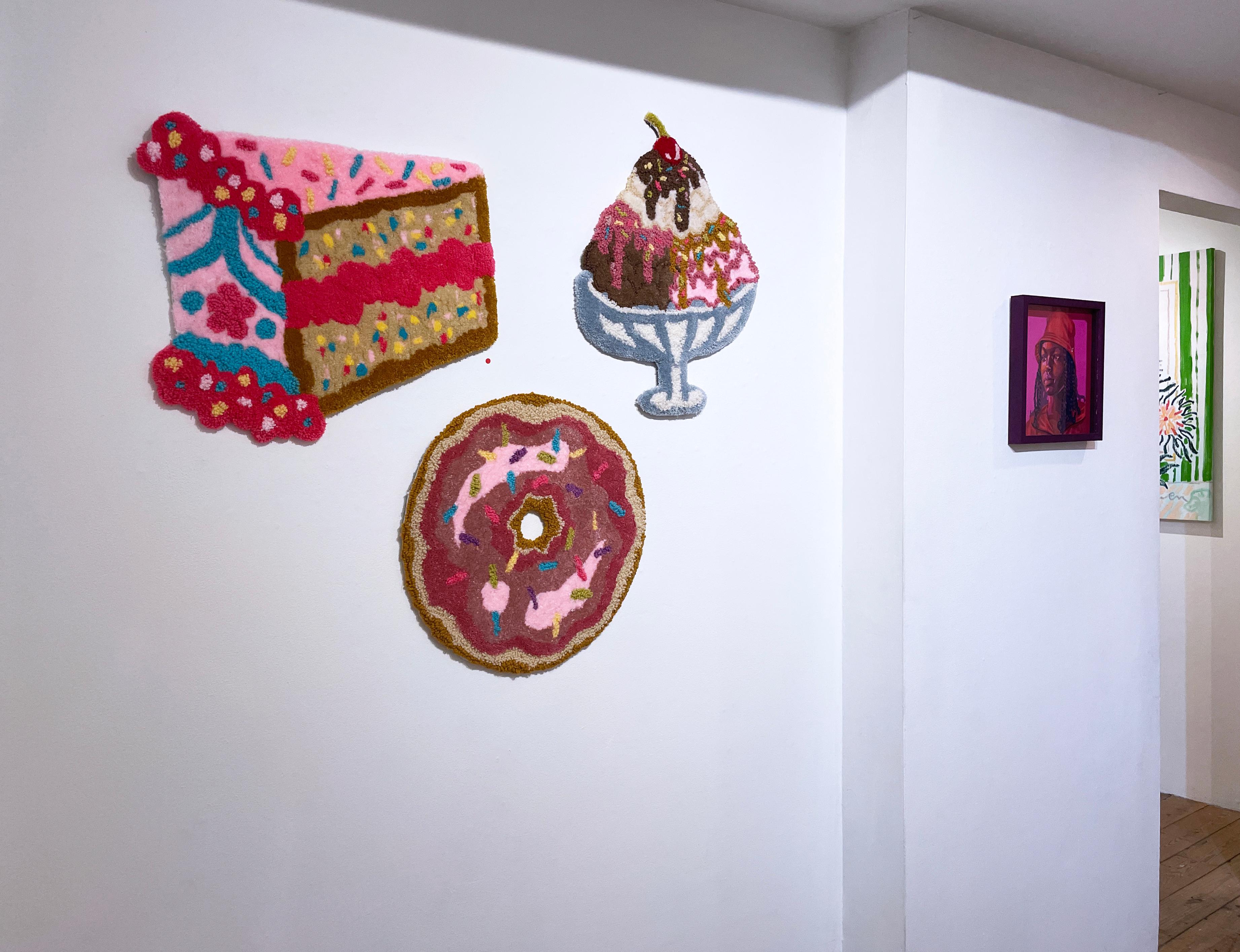 Venta de pasteles: Donut (2023), arte mural empenachado, textil, fibra, hilo, rosa, suave en venta 6