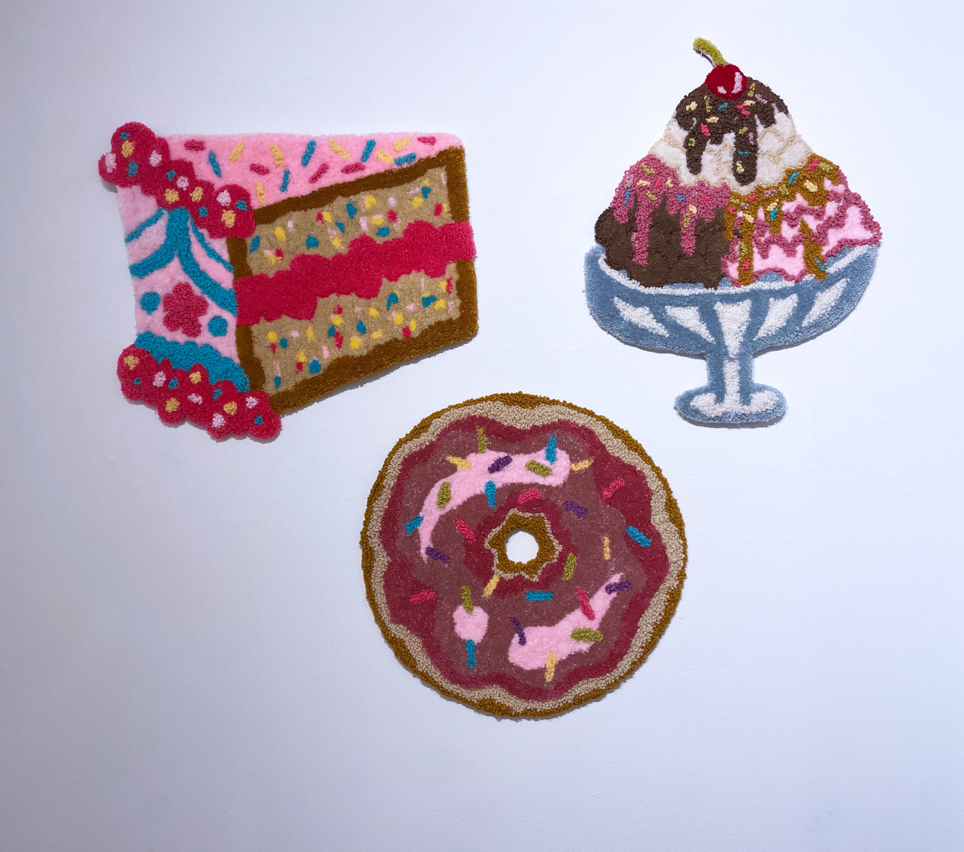 Venta de pasteles: Donut (2023), arte mural empenachado, textil, fibra, hilo, rosa, suave en venta 5