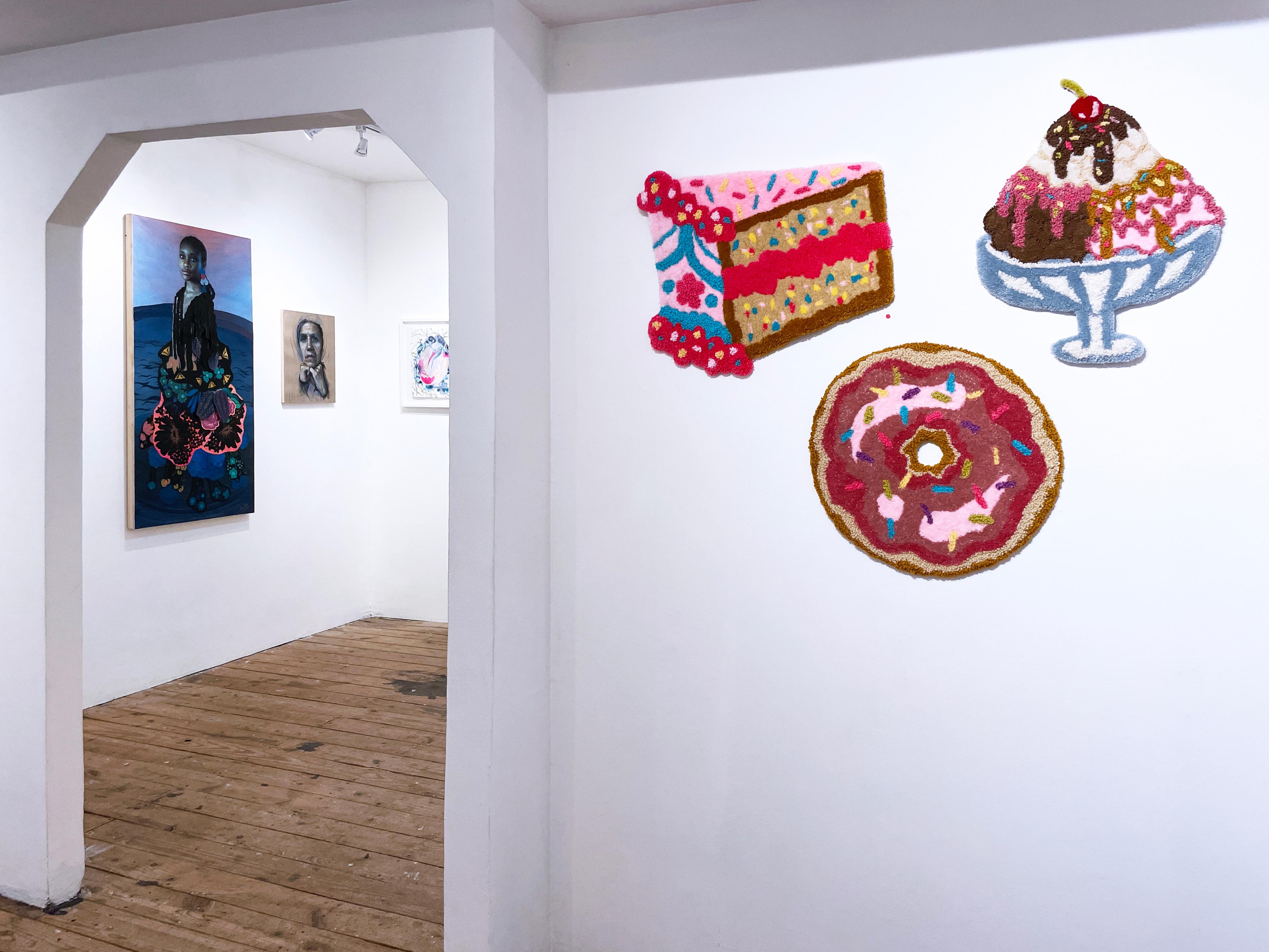 Venta de pasteles: Donut (2023), arte mural empenachado, textil, fibra, hilo, rosa, suave en venta 3