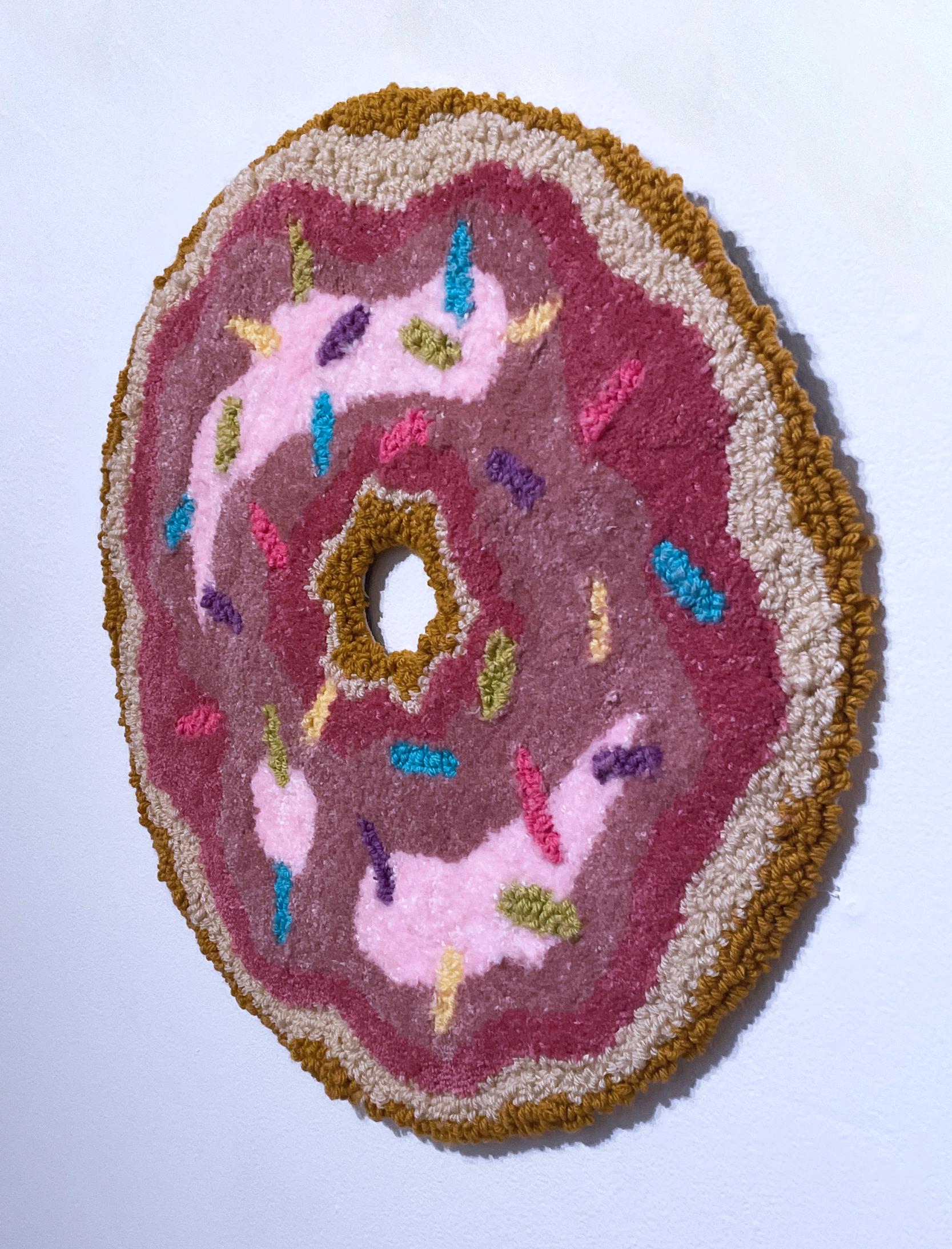 Venta de pasteles: Donut (2023), arte copetudo, textil, fibra, hilo, escultura blanda, rosa, verde azulado, alfombra de pared o de mesa

