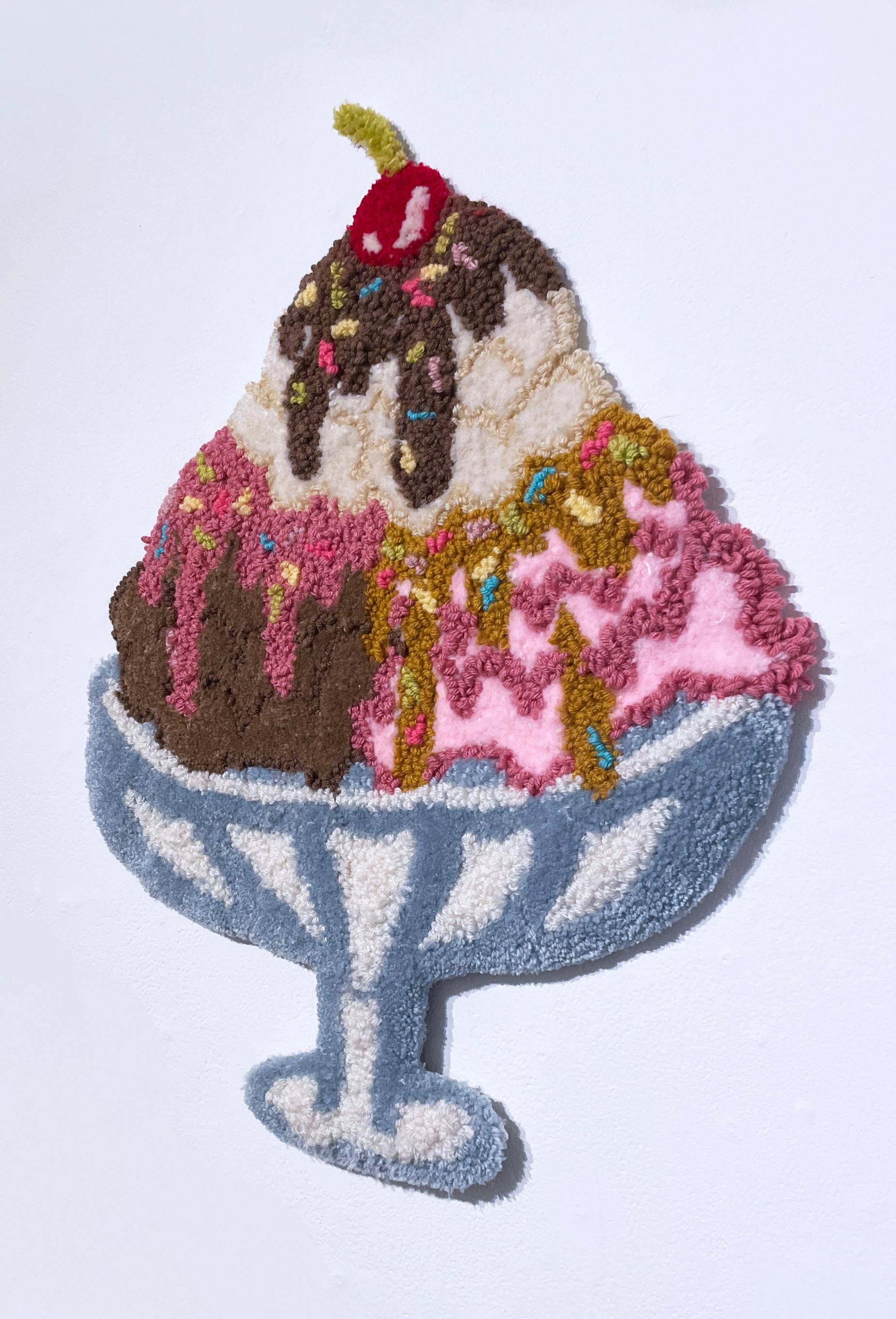 Publicité : Crème glacée (20232), art mural touffeté, textile, fibre, fil, rose - Contemporain Sculpture par SarahGrace