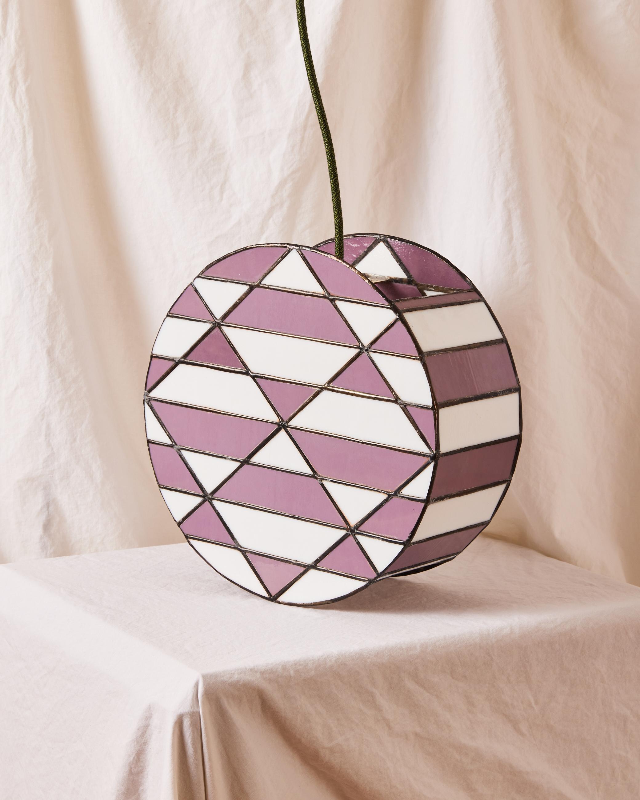 Plafonnier en verre teinté fabriqué à la main avec quincaillerie en laiton, cordon décoratif recouvert de tissu avec prise murale. Verre violet et blanc. Prêt à être accroché.  Multiples disponibles mais chacun est légèrement unique par la nature
