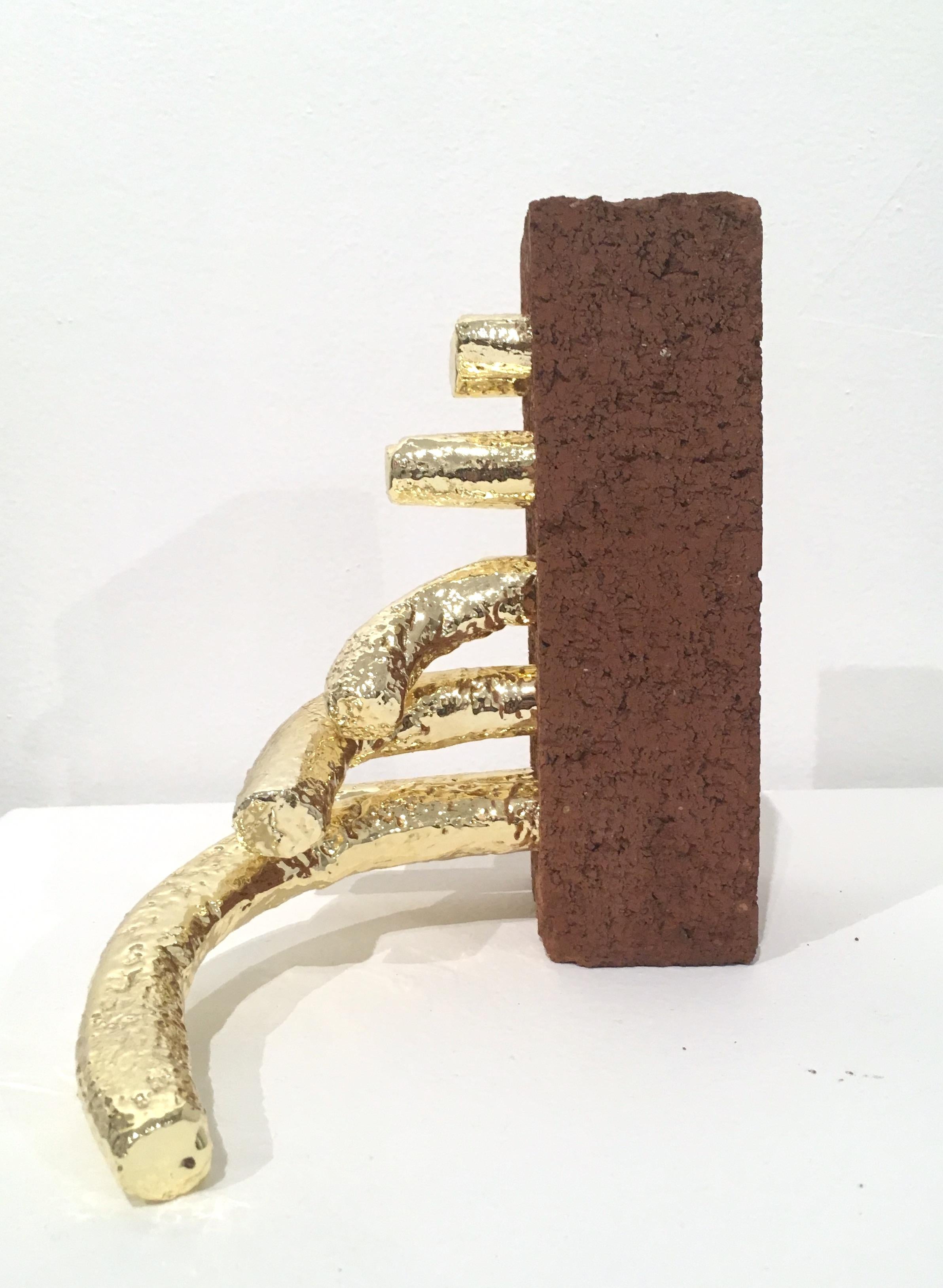 Ziegelstein Nr. 3, 2018 (Gold), Abstract Sculpture, von Andy Ralph