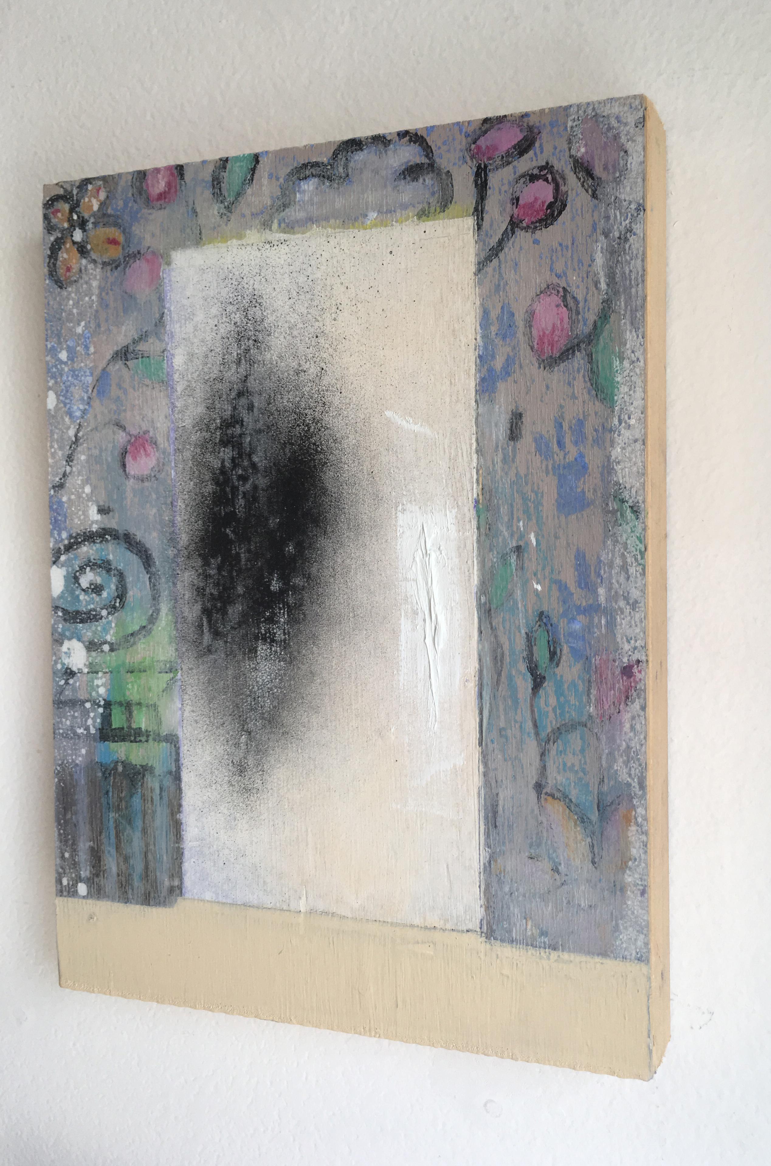 „Door #31 (Schlamm)“ Ölgemälde, Holzplatte, Pastell-Blumenmuster Architektur (Grau), Figurative Painting, von Francesca Reyes