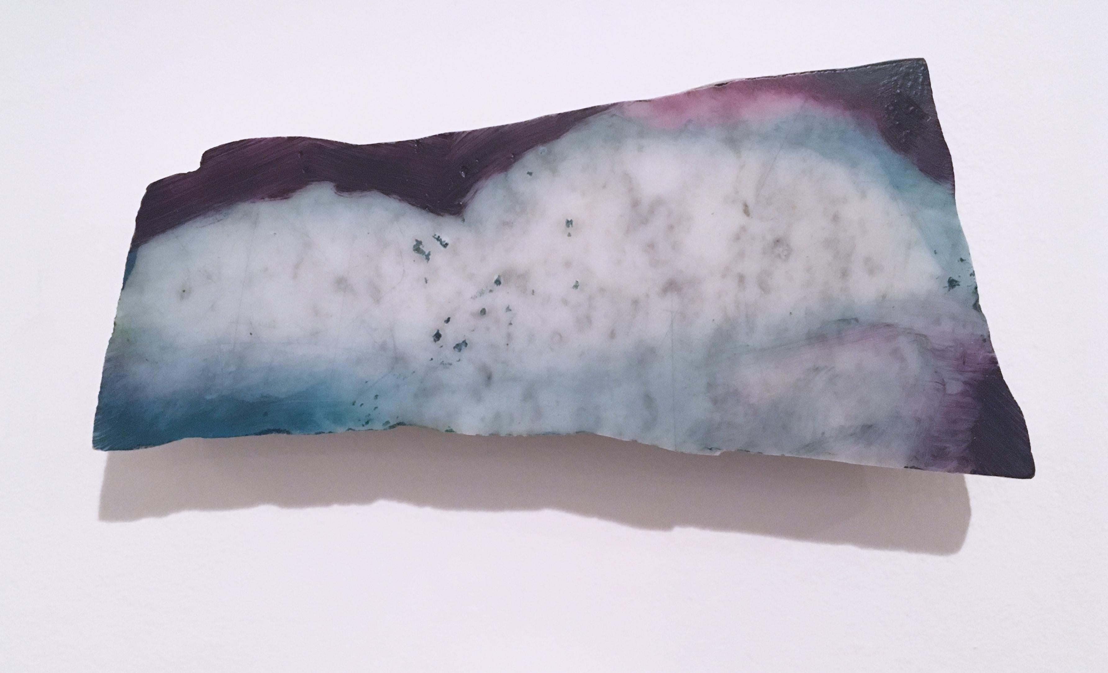 Tom Banks Abstract Sculpture – Unter dem Titel ""Marmorfragment 4"" 2019, Öl, Landschaft, Wandskulptur, Wolken, Blau