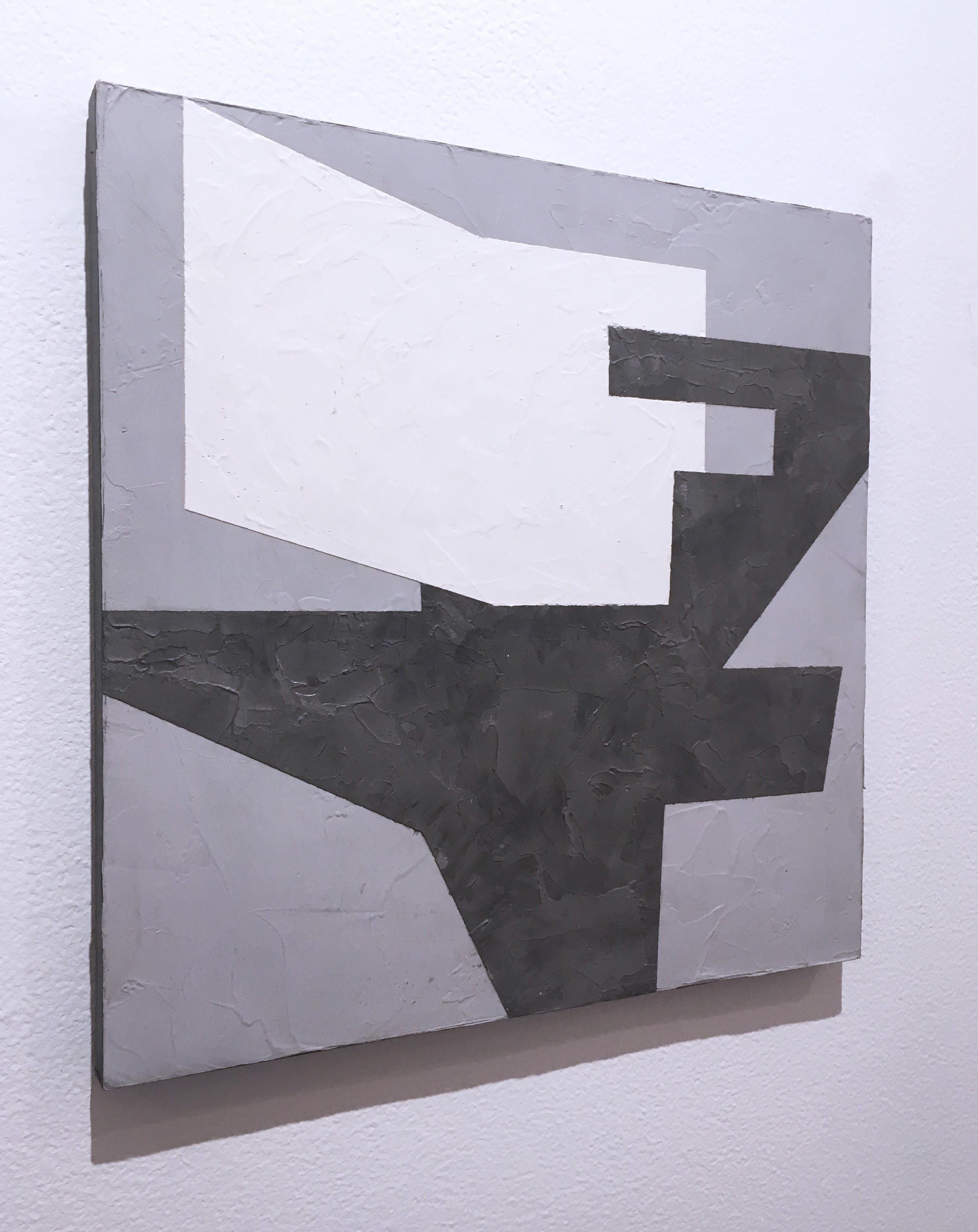 Balancing II, 2019, Geometria astratta, non oggettiva, gesso italiano e acrilico su pannello.  Grigio, nero e bianco.