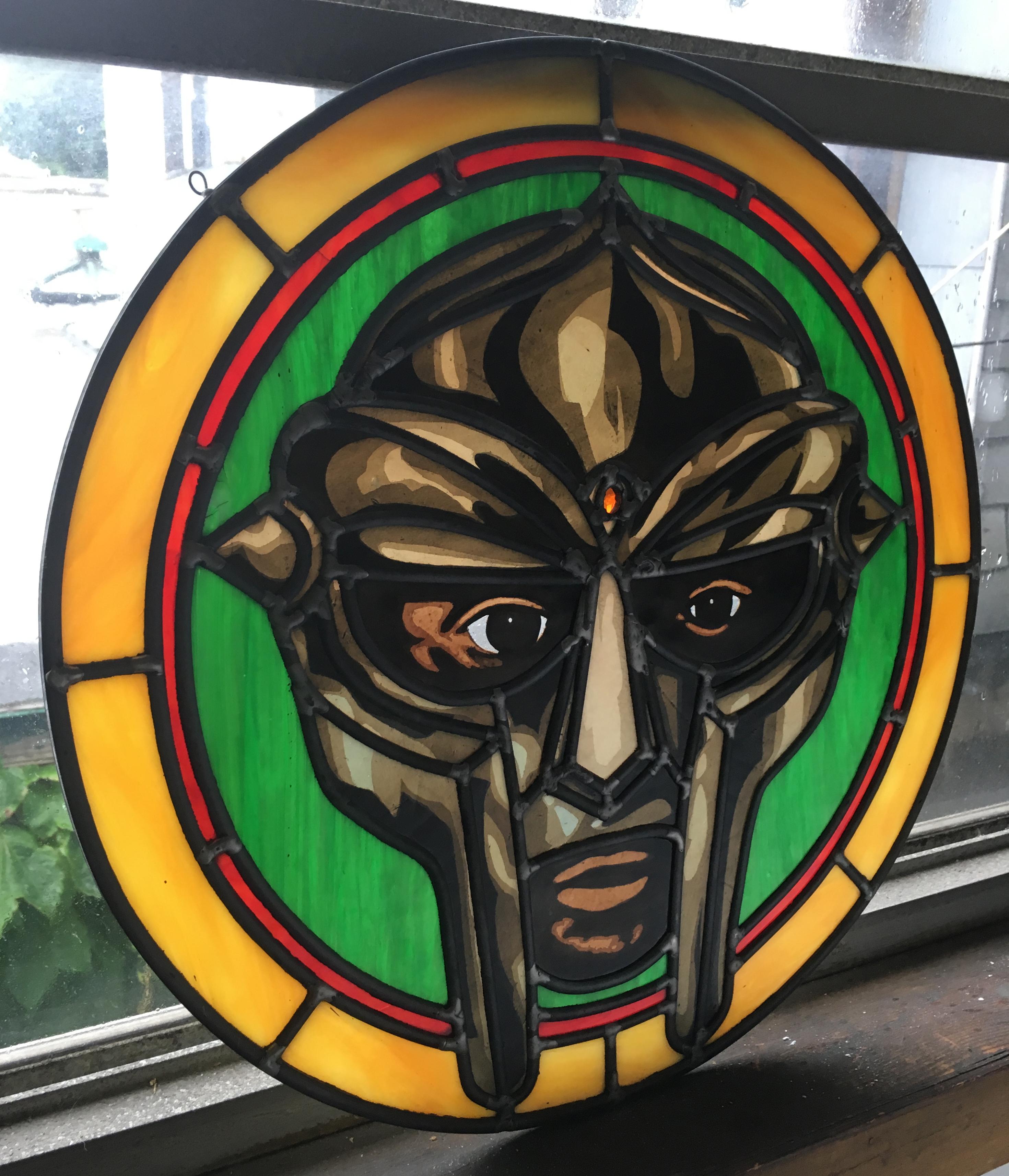 MF DOOM, 2020, Stained Glass, hip hop, faccia di metallo, rap, icona, madvillain - Art Contemporaneo di TF Dutchman