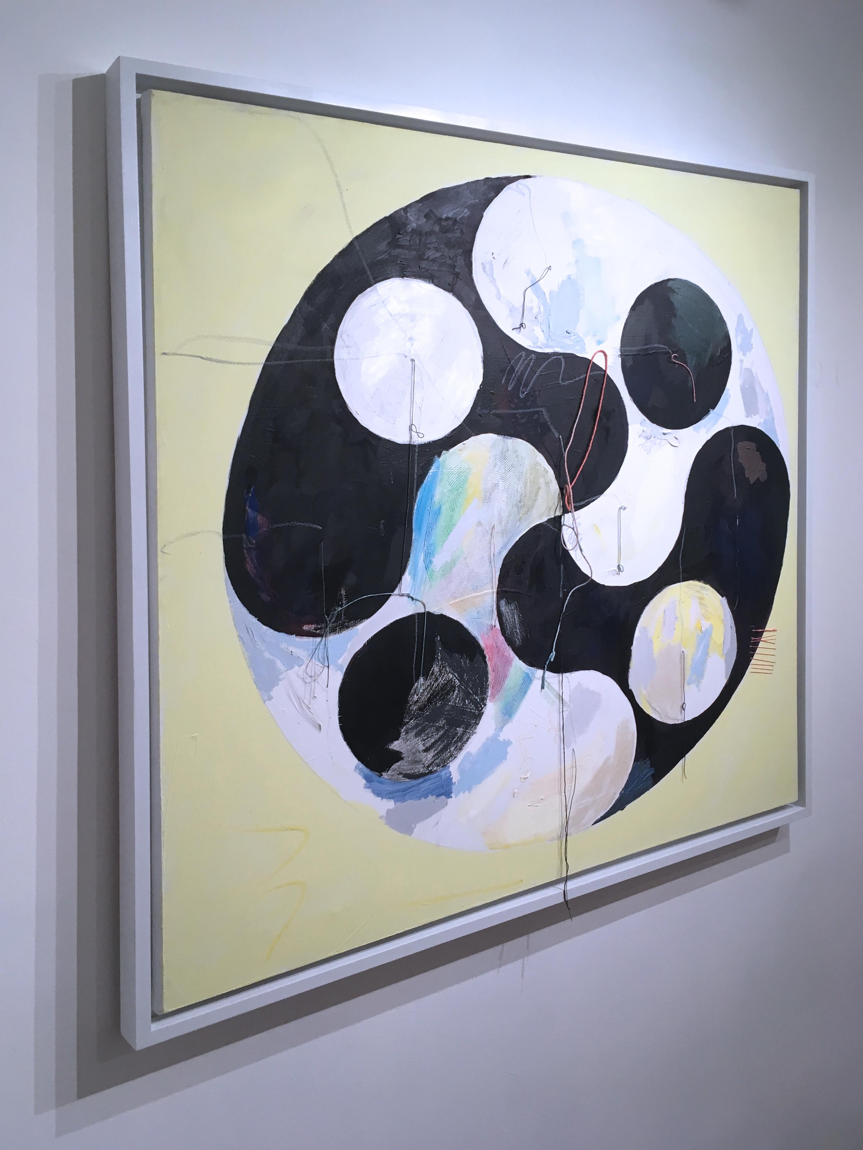 Yin Yang, 2020, acrílico, óleo, lienzo, hilo, negro, amarillo, abstracto - Abstract Painting Gris de Macauley Norman