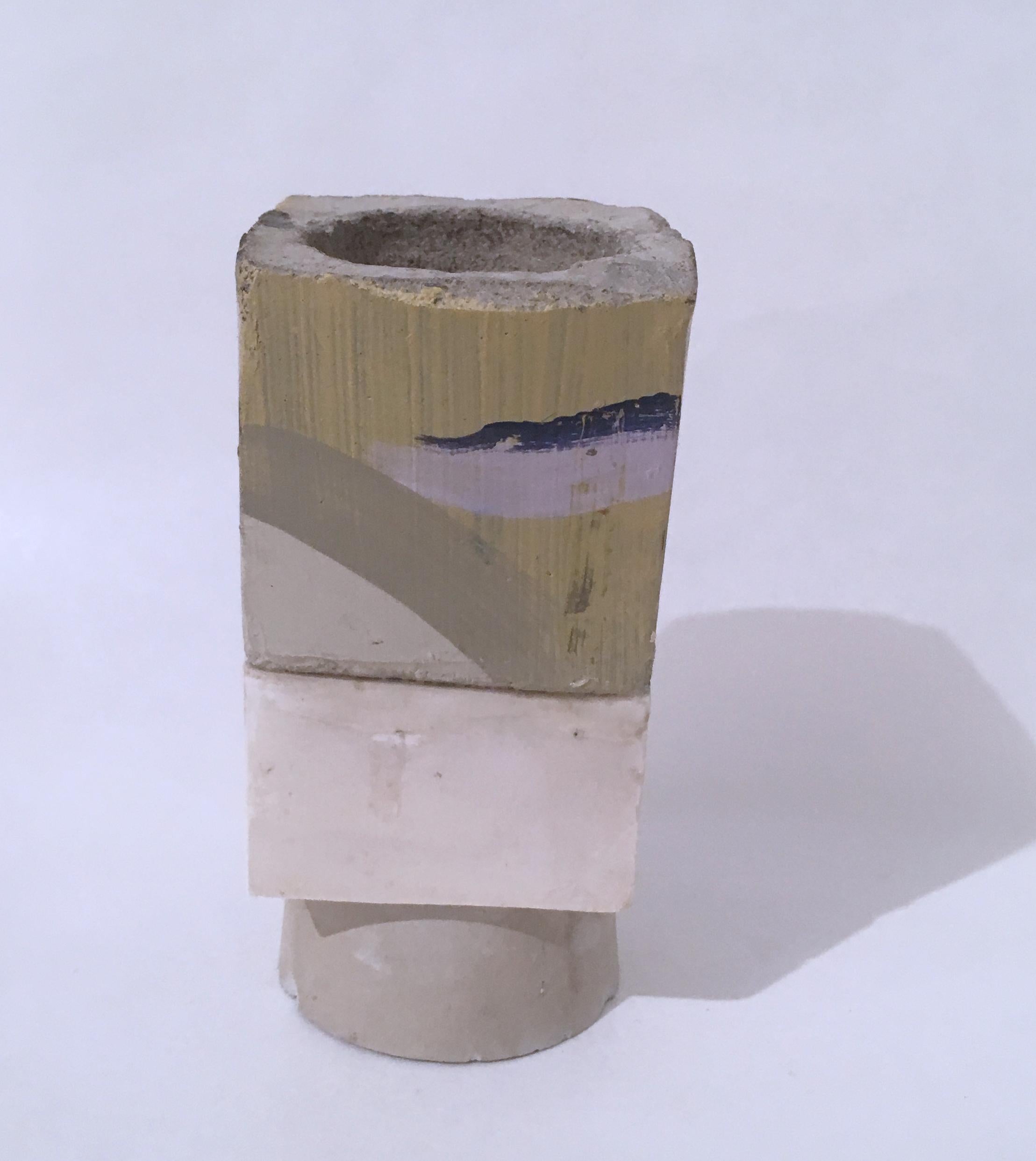 Un style à la fois biomorphique et industriel pour le porte-bougie votive sculptural de Dena Paige Fischer.  Les cubes empilés sont peints et lisses, empilés les uns sur les autres pour former une colonne, ou comme l'artiste l'appelle, un totem.  Le