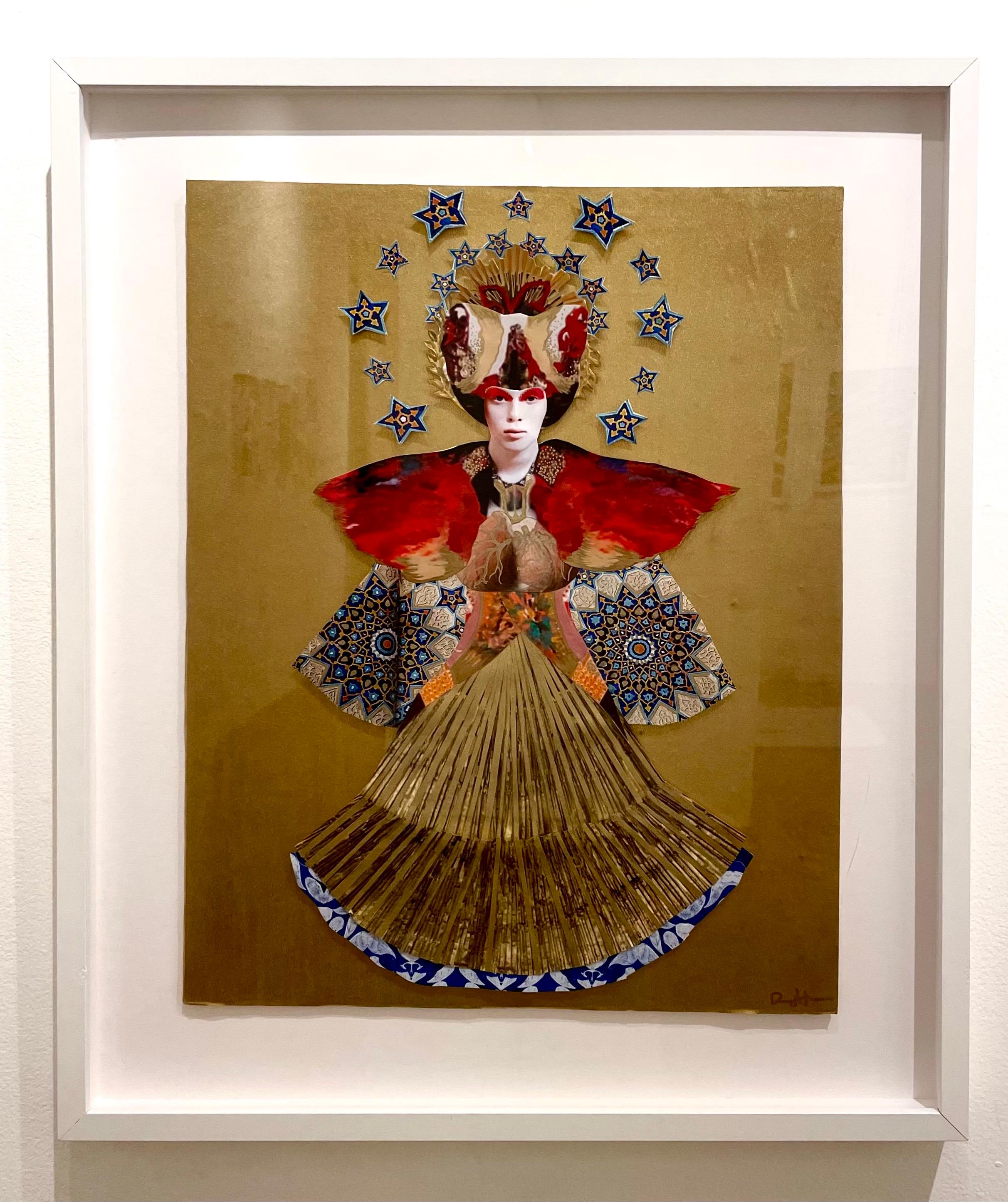 Déesse du feu, peinture et collage en relief or, rouge et bleu, portrait figuratif - Féministe Mixed Media Art par Deming King Harriman