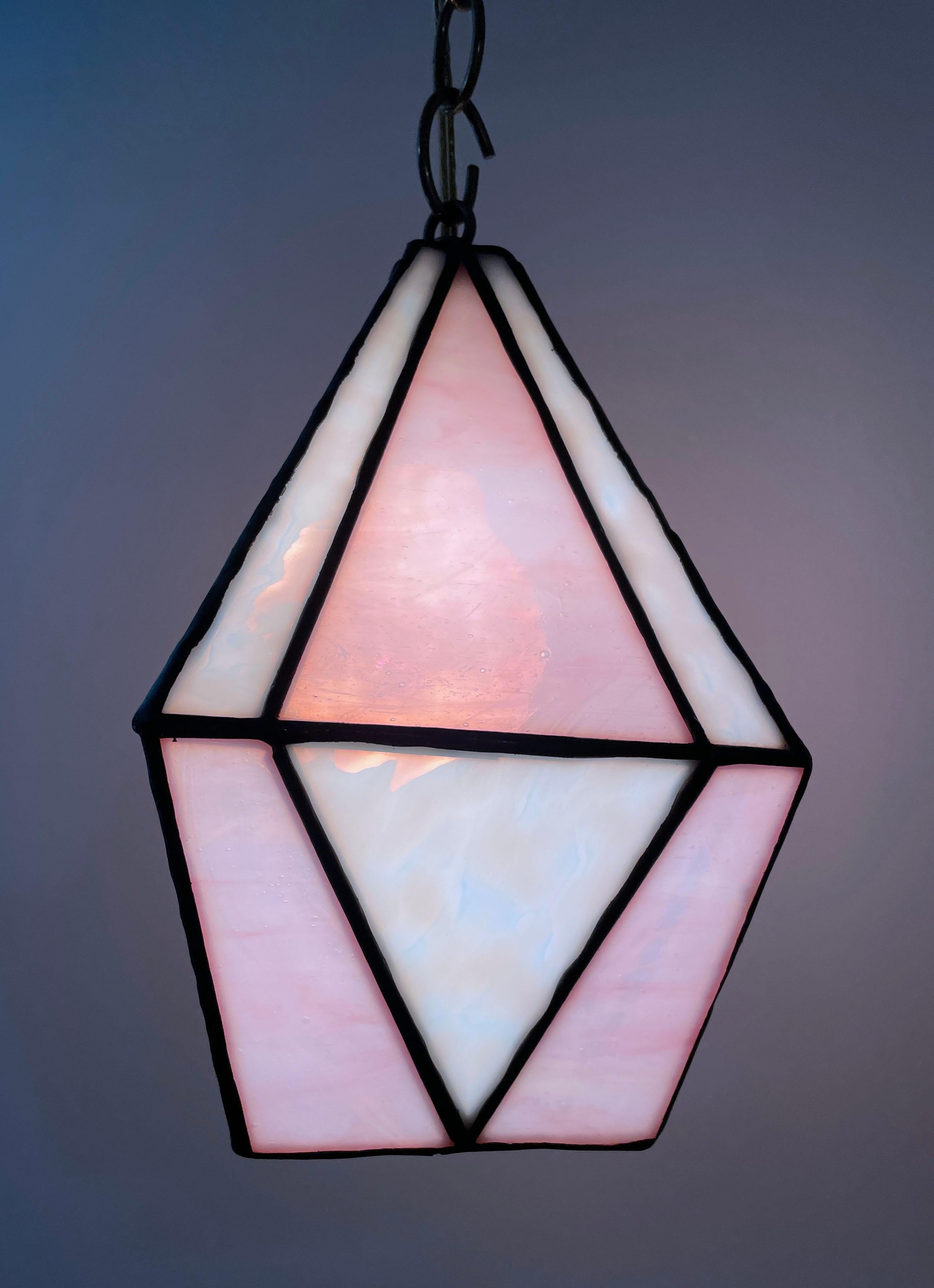 Handcrafted stained glass ceiling lamp with brass hardware, decorators chain and 8ft wall plug with toggle switch. Pink streaky and white ring mottled glass. Prêt à être accroché.  Multiples available but each one is slightly unique by the hand made
