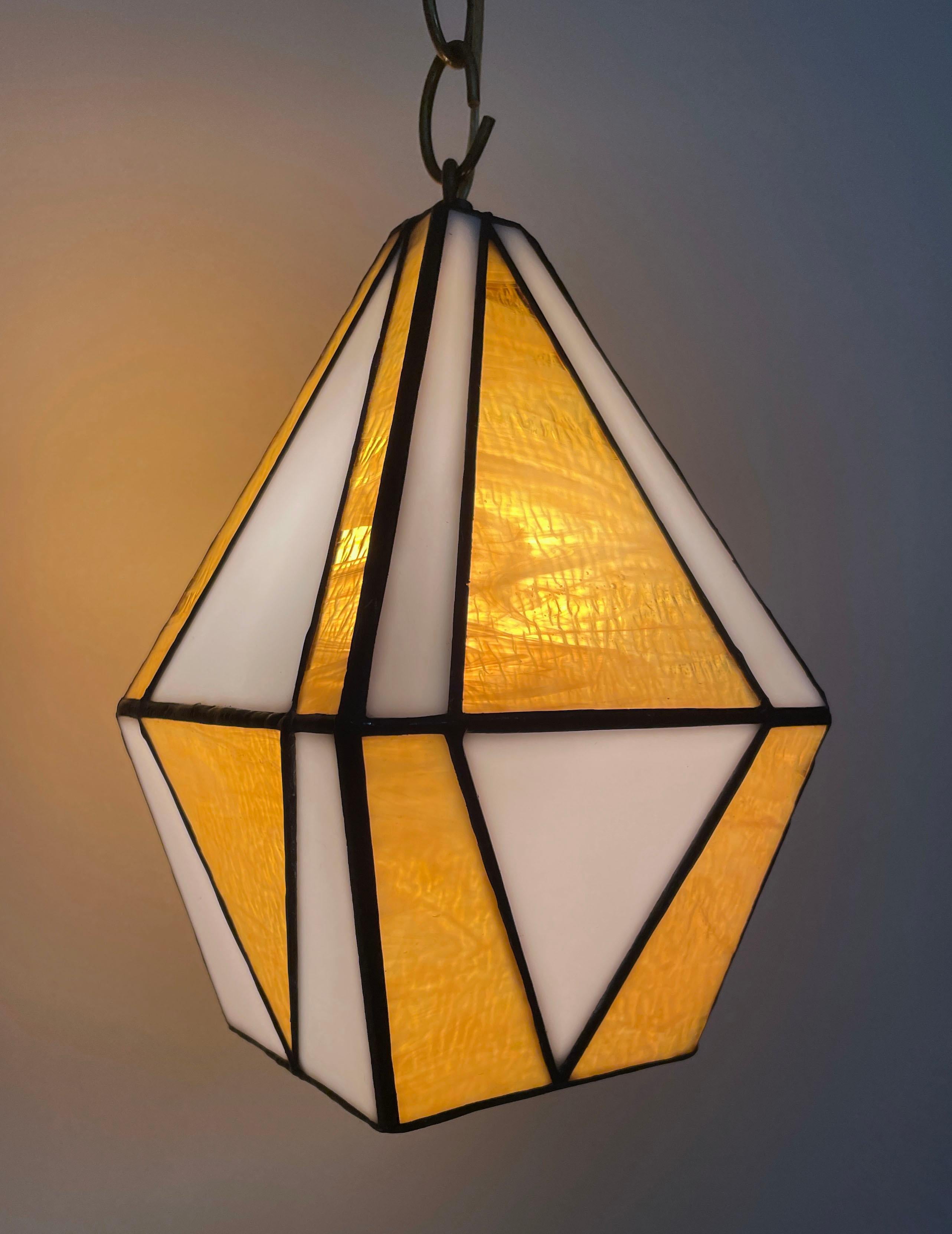 Lanterne en damier doré - Gris Abstract Sculpture par TF Dutchman