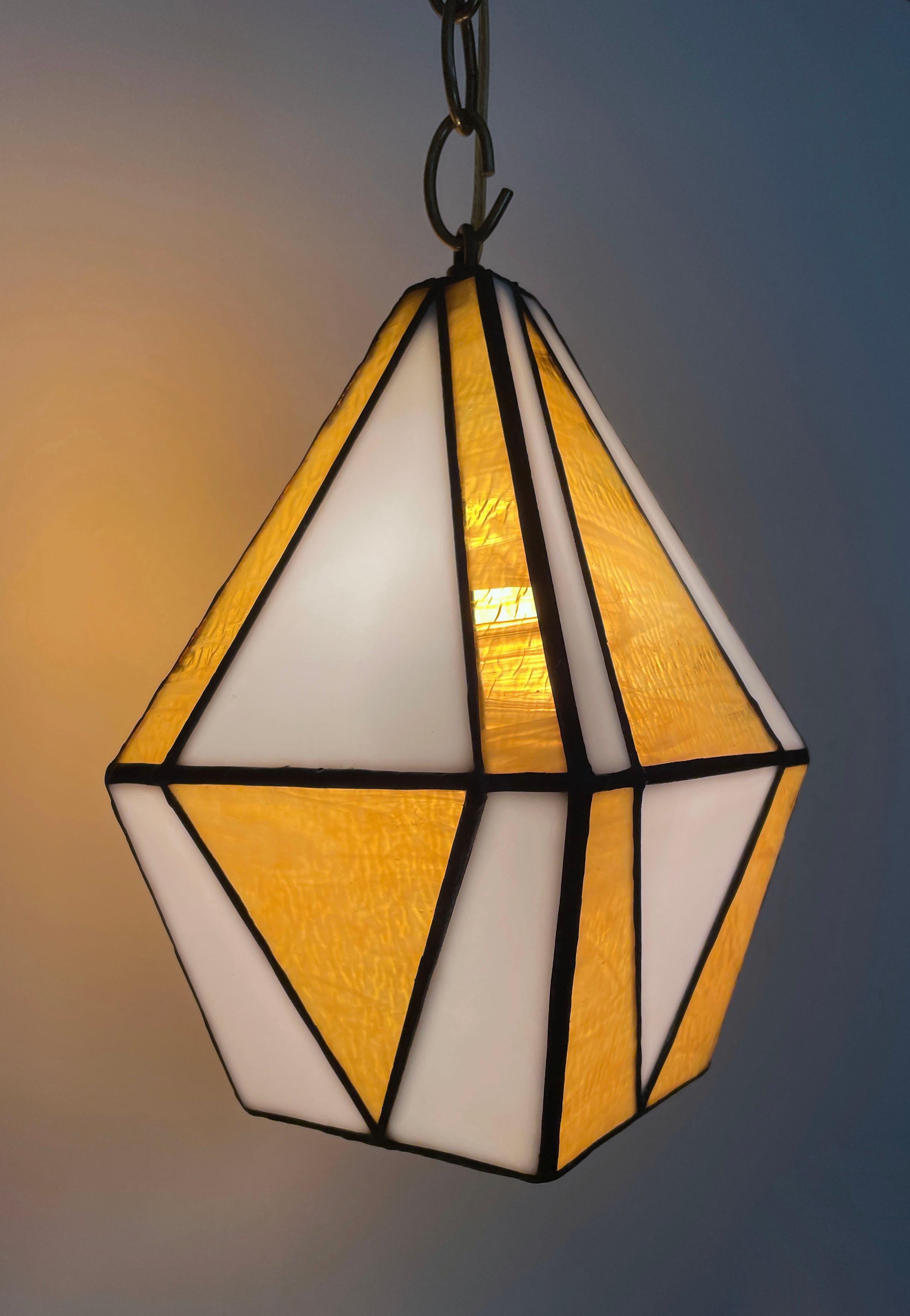 Handcrafted stained glass ceiling lamp with brass hardware, decorators chain and 8ft wall plug with toggle switch. Gold streaky and white ring mottled glass. Prêt à être accroché.  Multiples available but each one is slightly unique by the hand made