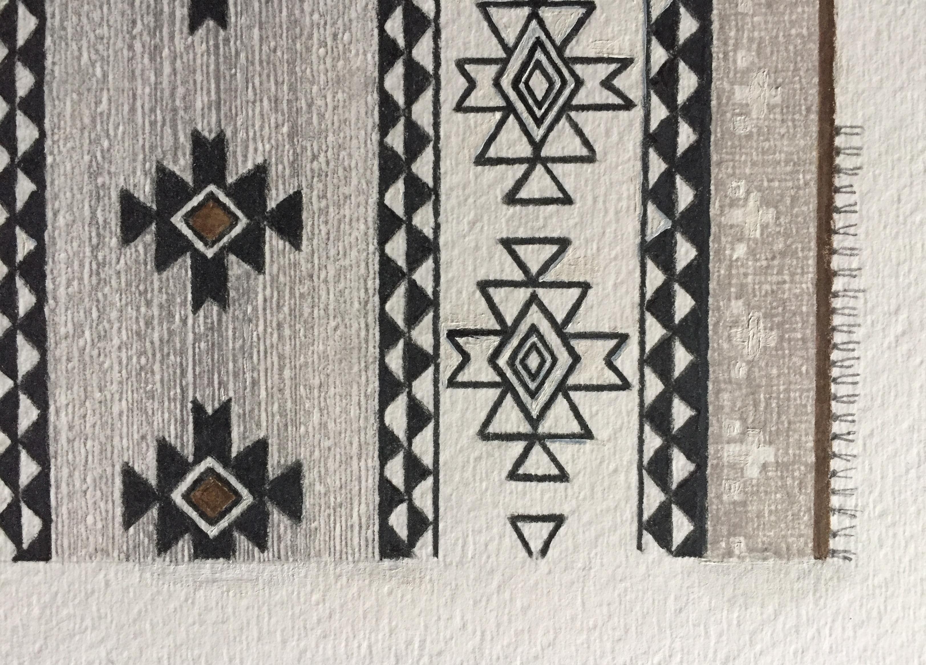 Dieses detaillierte Kunstwerk auf Papier legt den Schwerpunkt auf Design und Komposition. Ein von Navajo inspiriertes Teppichmotiv wird mit traditionellen Designelementen und einem modernen Ergebnis gestaltet. Symmetrie und geometrische Muster