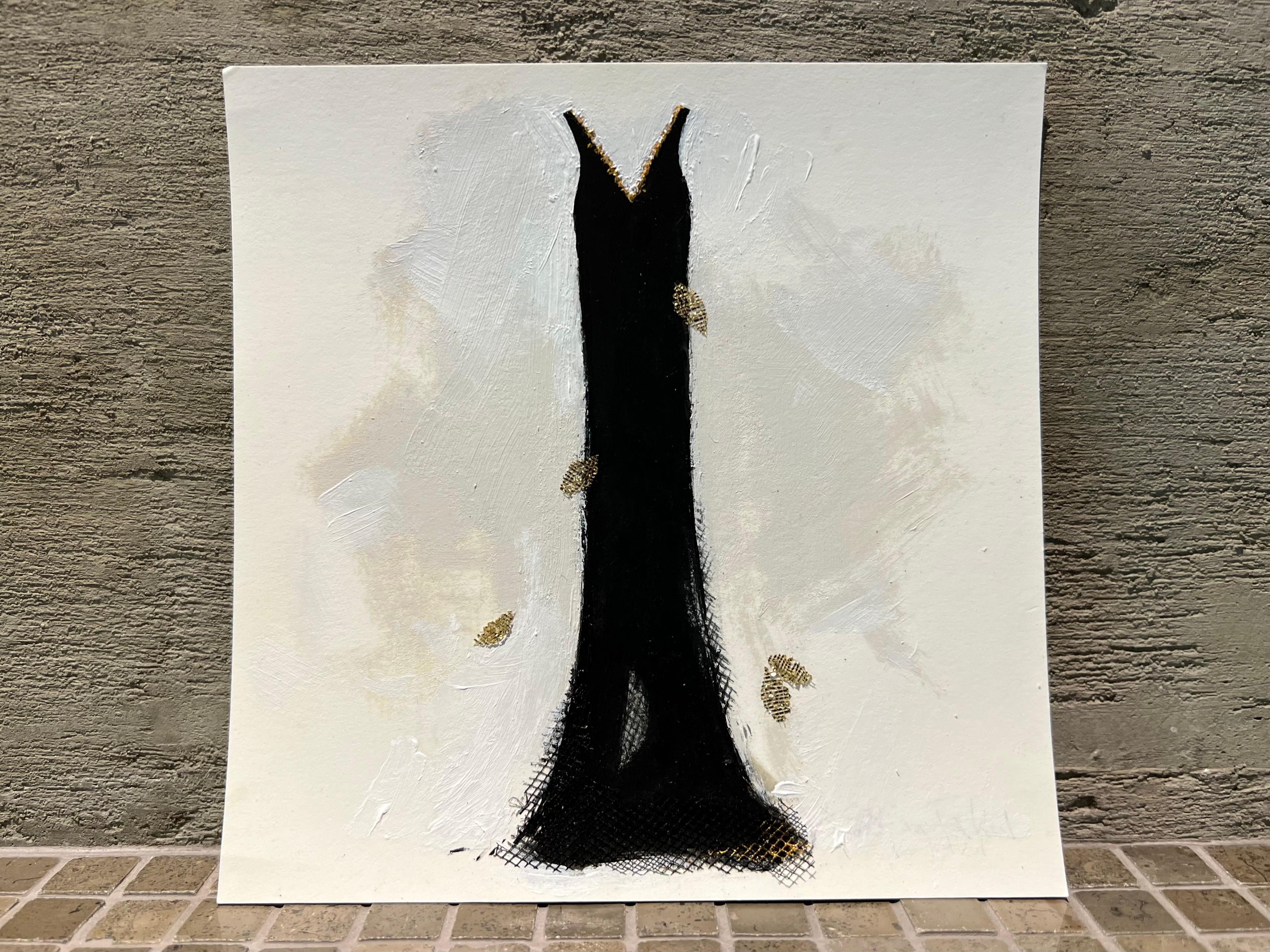 Golden Moment - 5 "x5", œuvre d'art sur papier, robe noire avec détails de collage dorés